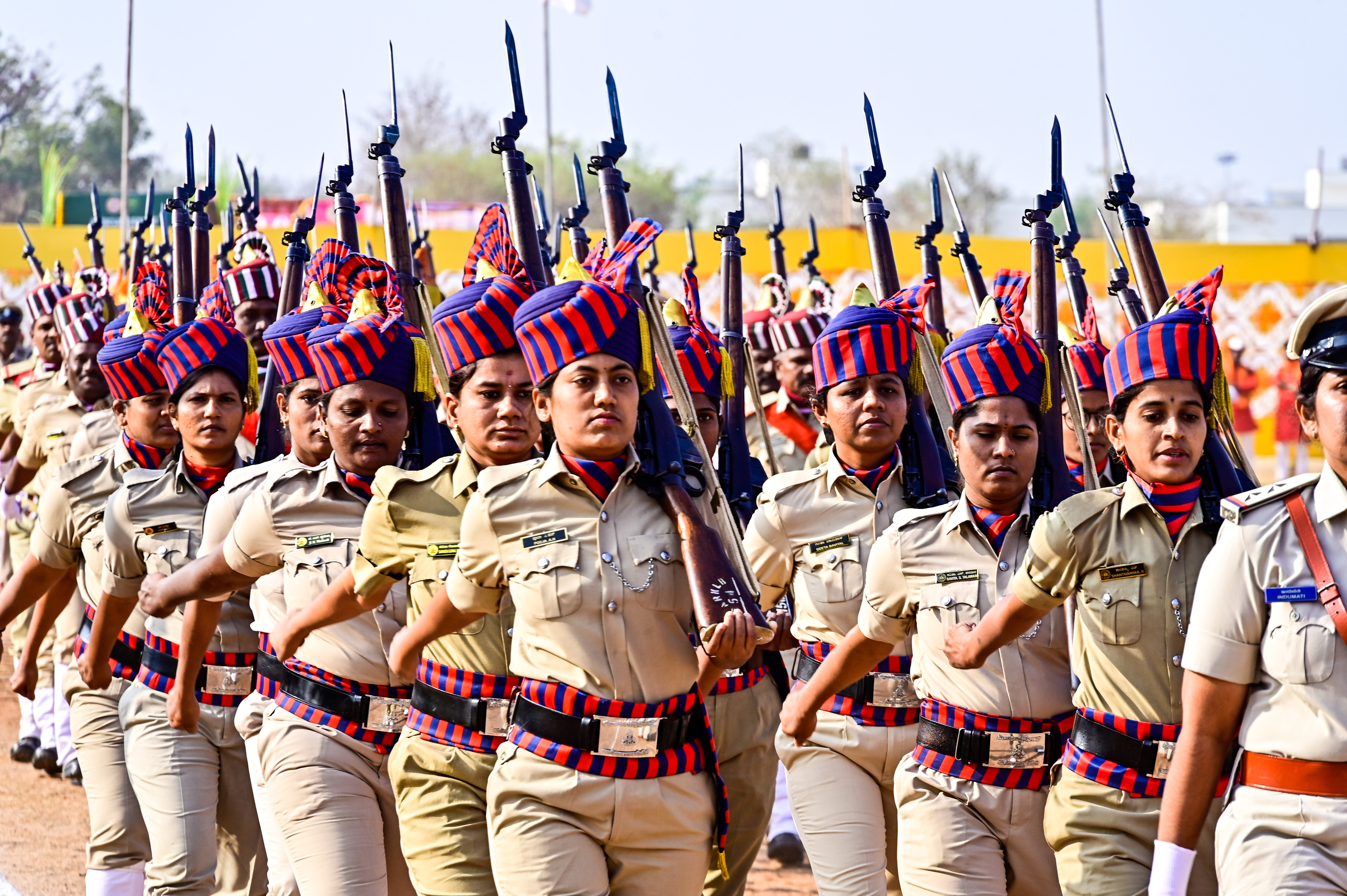 ಗಣರಾಜ್ಯೋತ್ಸವದ ಅಂಗವಾಗಿ ಮಹಿಳಾ ಪೊಲೀಸ್ ಪಡೆಯವರು ಮೈದಾನದಲ್ಲಿ ಶಿಸ್ತಿನಿಂದ ಹೆಜ್ಜೆ ಹಾಕಿ ಗೌರವ ವಂದನೆ ಸಲ್ಲಿಸಿದರು