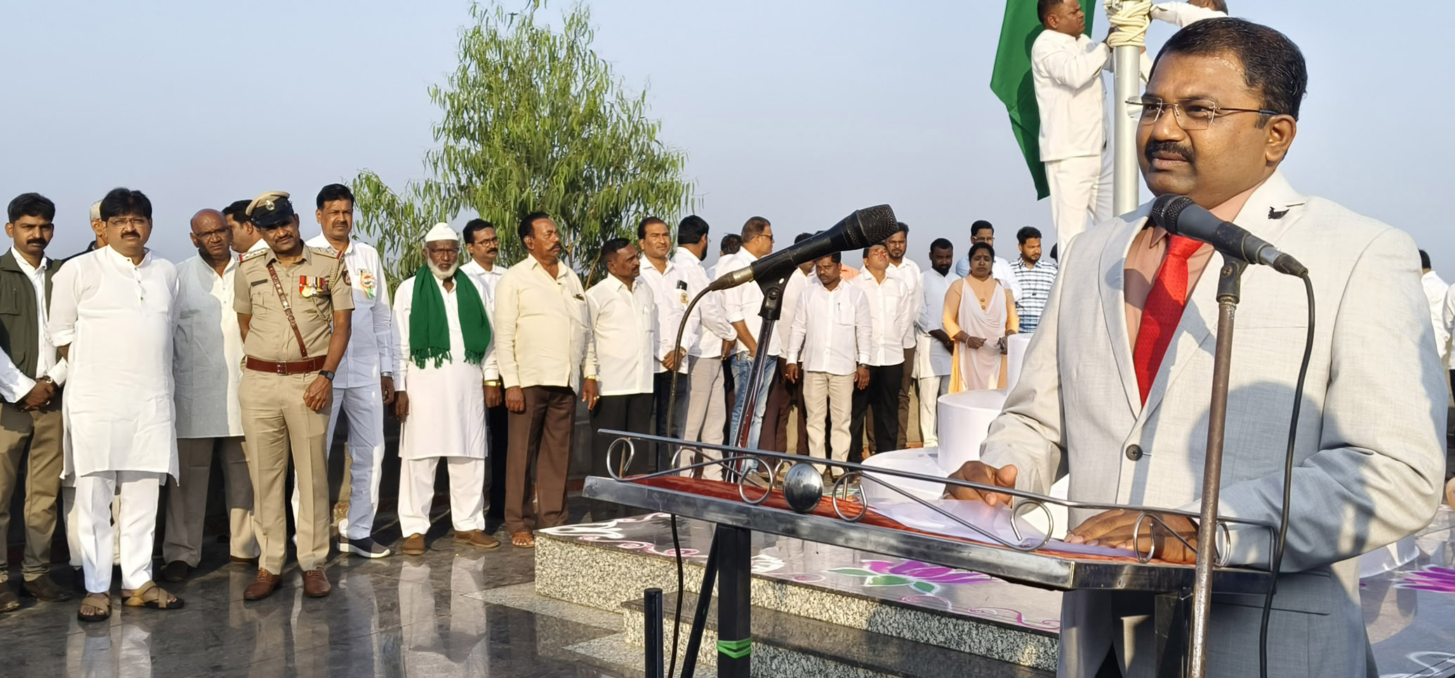 ಚನ್ನಮ್ಮನ ಕಿತ್ತೂರಿನ ಐತಿಹಾಸಿಕ ಗಡಾದ ಮರಡಿ ಮೇಲೆ ಸೋಮವಾರ ಧ್ವಜಾರೋಹಣ ನೆರವೇರಿಸಿ ತಹಶೀಲ್ದಾರ್ ಕಲಗೌಡ ಪಾಟೀಲ ಮಾತನಾಡಿದರು