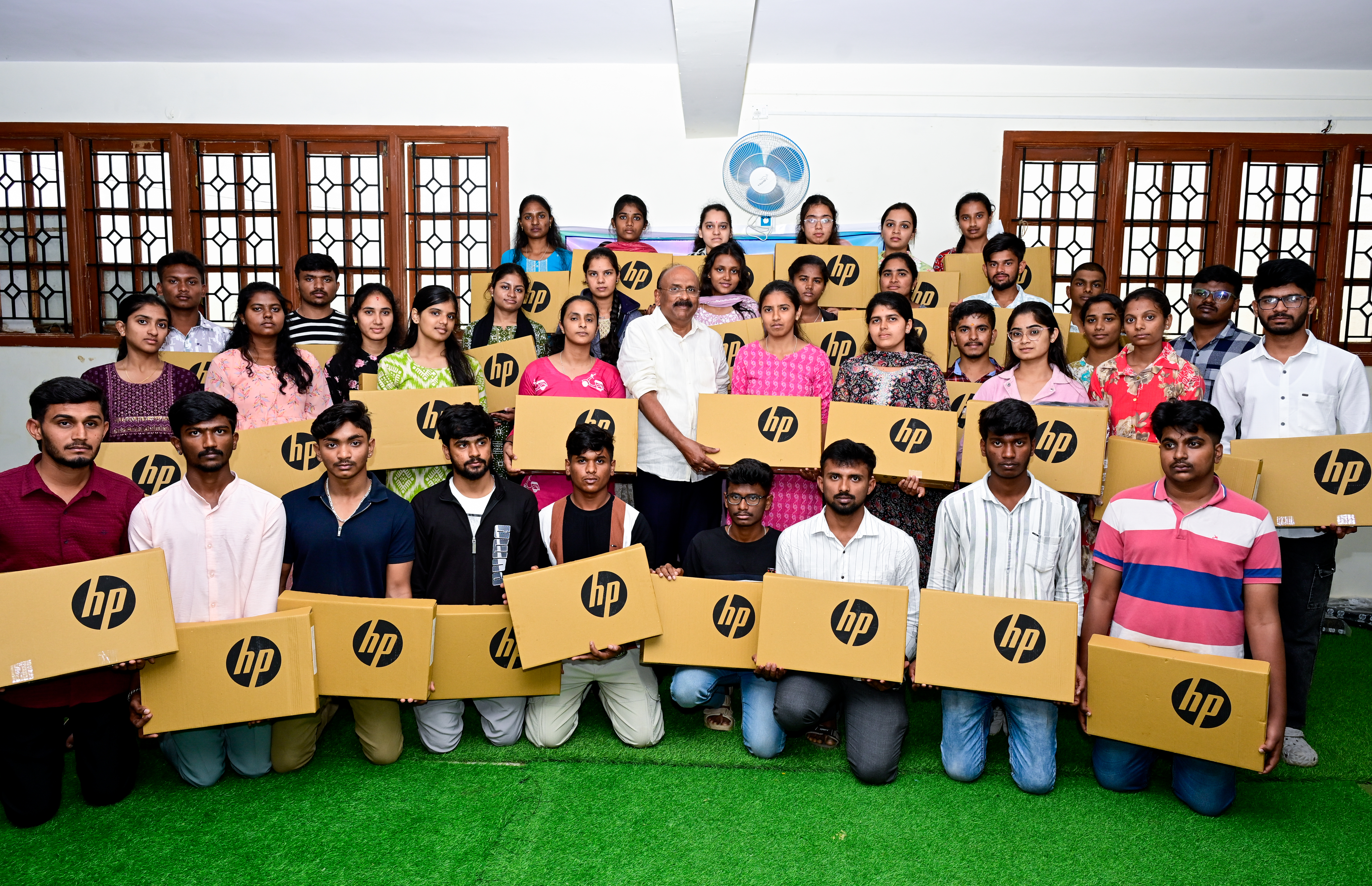 ಗಣರಾಜ್ಯೋತ್ಸವದ ಅಂಗವಾಗಿ ಎಂಜಿನಿಯರಿಂಗ್‌ ವೈದ್ಯಕೀಯ ಹಾಗೂ ವಿವಿಧ ಪದವಿ ವ್ಯಾಸಂಗ ಮಾಡುತ್ತಿರುವ 43 ವಿದ್ಯಾರ್ಥಿಗಳಿಗೆ ಲೋಹಿಯಾ ವಿಚಾರ ವೇದಿಕೆಯ ಅಧ್ಯಕ್ಷ ಬಿ.ಎಸ್. ಶಿವಣ್ಣ ಮಳವಳ್ಳಿ ಅವರು ಲ್ಯಾಪ್‌ಟಾಪ್‌ ವಿತರಿಸಿದರು.  ಪ್ರಜಾವಾಣಿ ಚಿತ್ರ