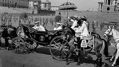 1950ರ ಮೊದಲ ಗಣರಾಜ್ಯೋತ್ಸವದಲ್ಲಿ ಅಂದಿನ ರಾಷ್ಟ್ರಪತಿ ರಾಜೇಂದ್ರ ಪ್ರಸಾದ್ ಅವರು  ಮುಖ್ಯ ಅತಿಥಿಯಾದ ಇಂಡೋನೇಷ್ಯಾದ ಅಂದಿನ ಅಧ್ಯಕ್ಷ ಸುಕರ್ಣೊ ಅವರೊಂದಿಗೆ ಮೆರವಣಿಗೆ  ಸಾಗುತ್ತಿರುವುದು. 