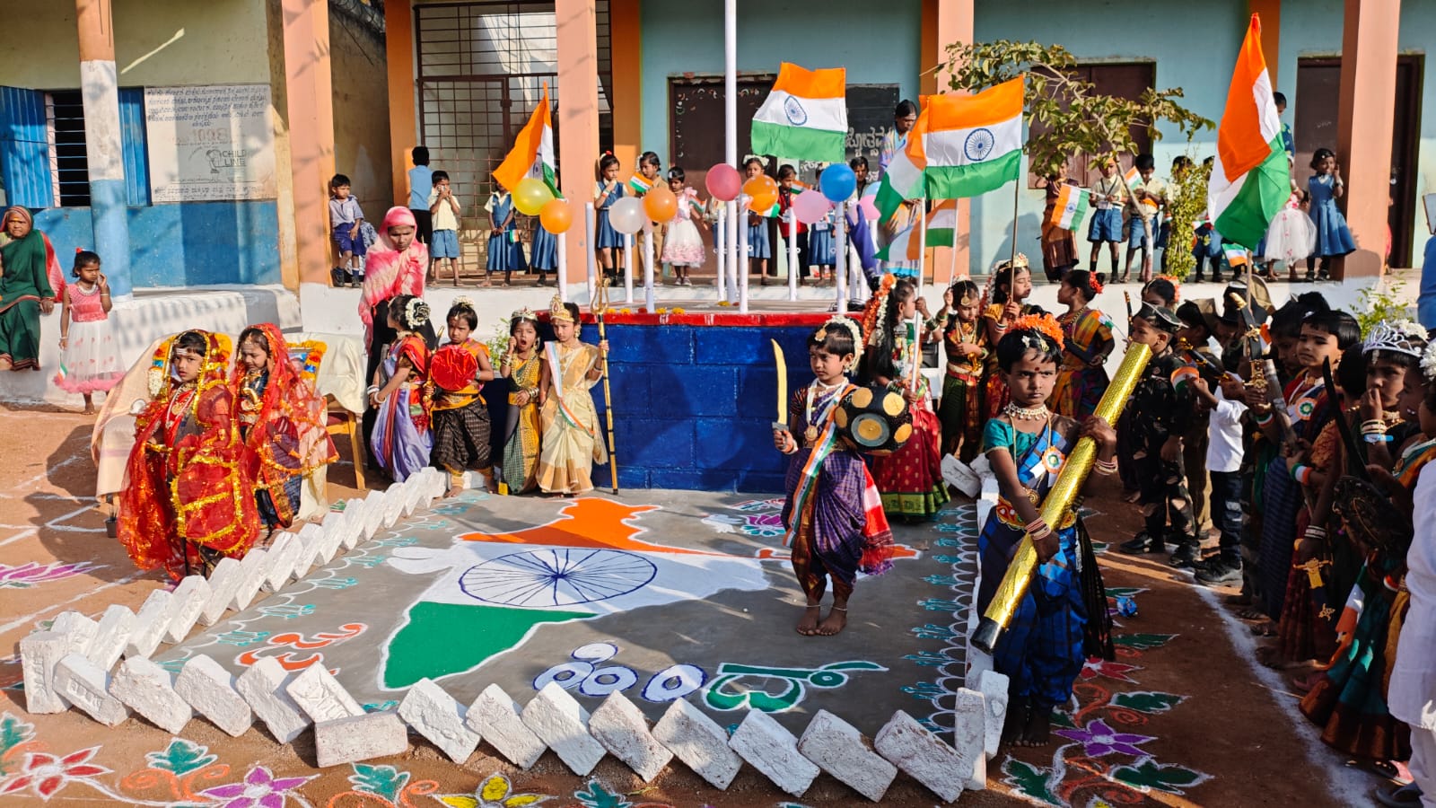 ಹನುಮಸಾಗರದ ಶಾಲೆಯಲ್ಲಿ ಮಕ್ಕಳು ವೇಷಭೂಷಣಗಳಲ್ಲಿ ಭಾಗವಹಿಸಿ ಗಮನ ಸೆಳೆದರು