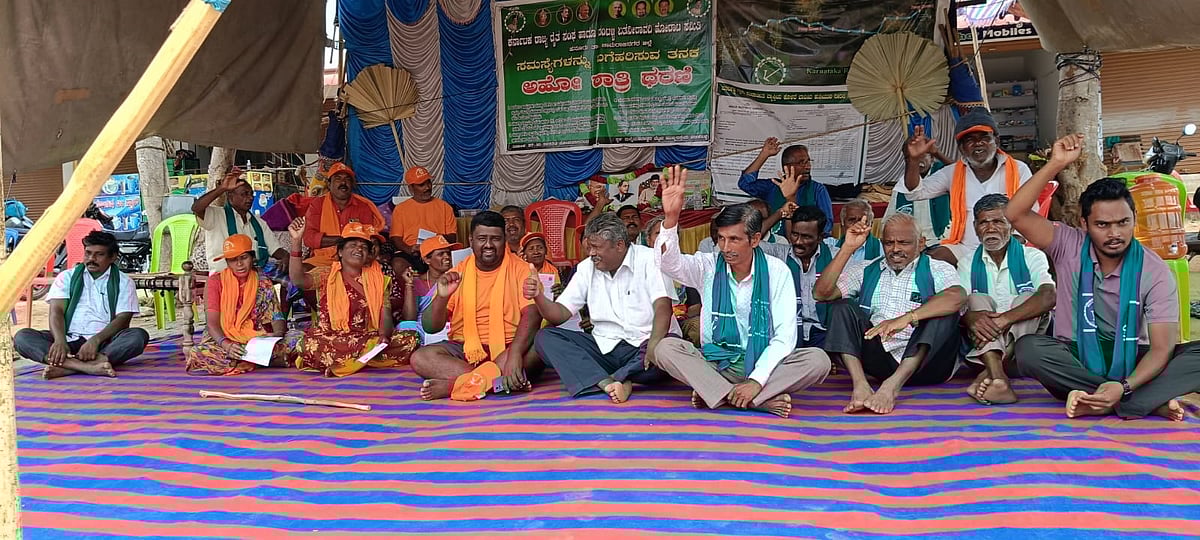 ಹನೂರು: ಪಾದಯಾತ್ರೆ ಭಕ್ತರಿಂದ ಧರಣಿಗೆ ಬೆಂಬಲ