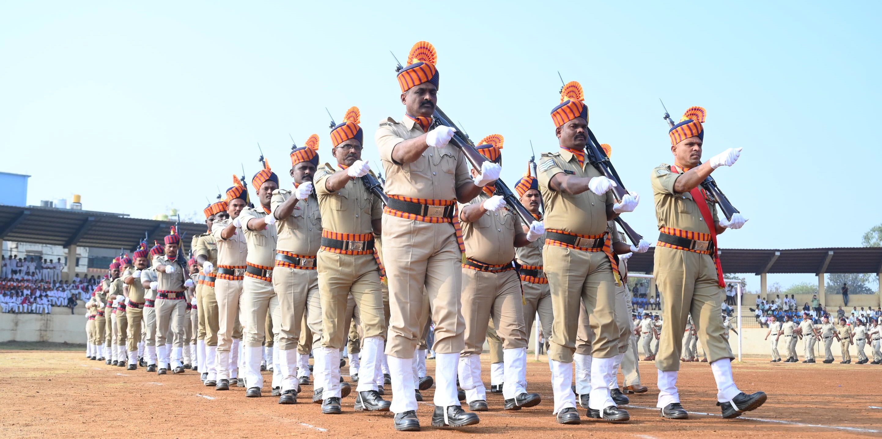 ಬೀದರ್‌ನ ನೆಹರೂ ಕ್ರೀಡಾಂಗಣದಲ್ಲಿ ಸೋಮವಾರ ಆಕರ್ಷಕ ಪಥ ಸಂಚಲನ ನಡೆಯಿತು