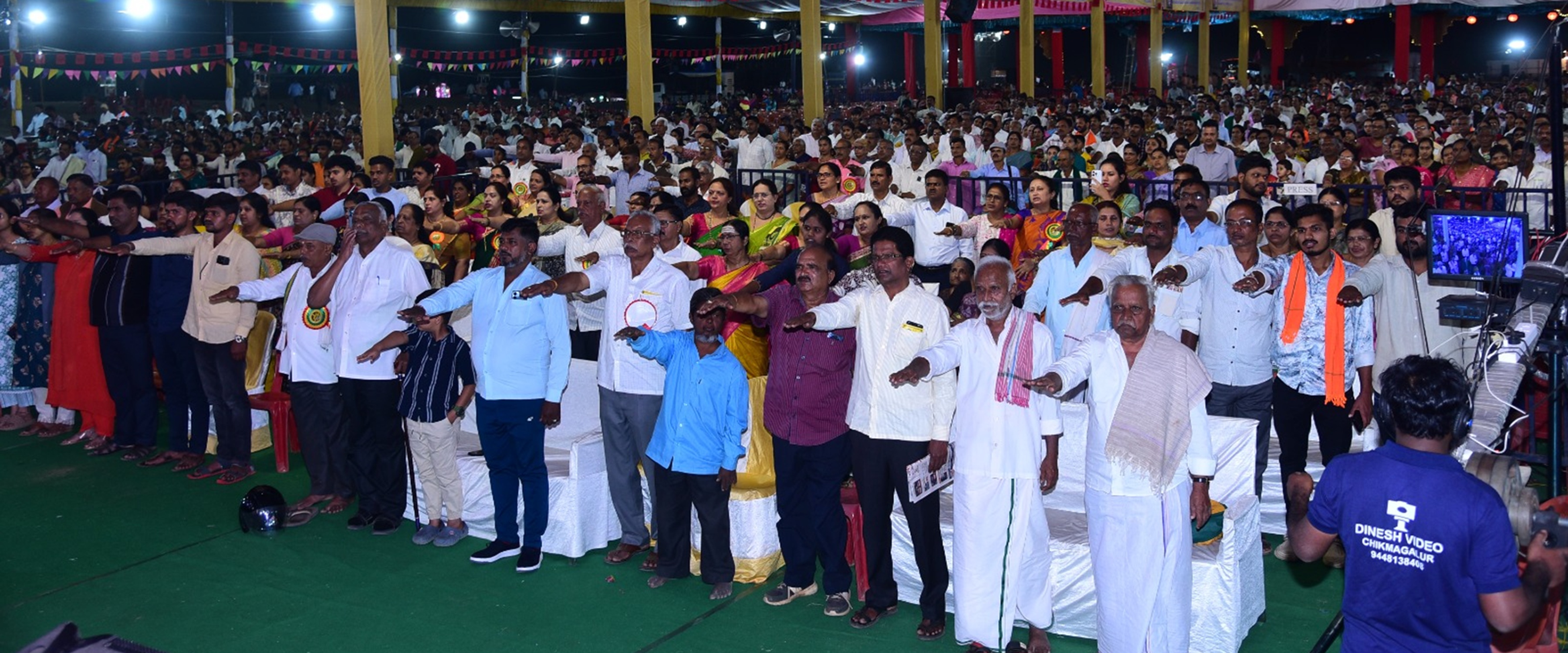 ಭದ್ರಾವತಿಯಲ್ಲಿ ಸೋಮವಾರ ತರಳಬಾಳು ಹುಣ್ಣಿಮೆಯ ಮೂರನೇ ದಿನದ ಕಾರ್ಯಕ್ರಮದ ಆರಂಭದಲ್ಲಿ ಗಣರಾಜ್ಯೋತ್ಸವದ ಅಂಗವಾಗಿ ಭಾರತದ ಸಂವಿಧಾನದ ಪೀಠಿಕೆಯನ್ನು ವಾಚಿಸಲಾಯಿತು