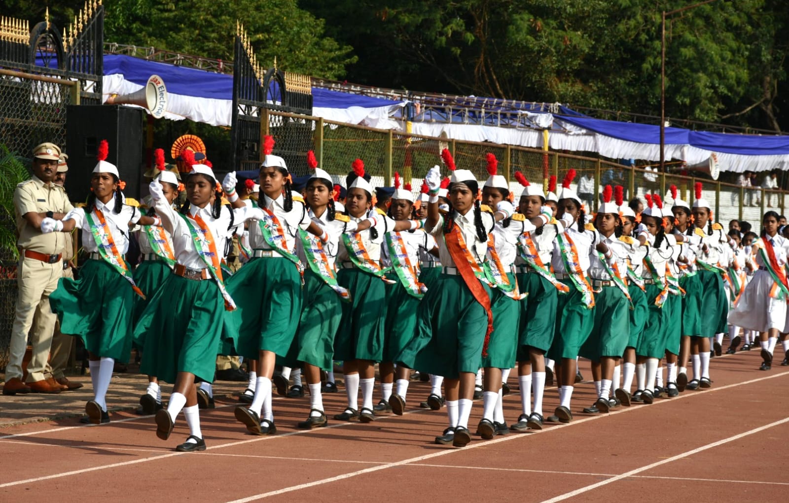 ಬೆಳಗಾವಿ ಜಿಲ್ಲಾ ಕ್ರೀಡಾಂಗಣದಲ್ಲಿ ಸೋಮವಾರ ನಡೆದ ಗಣರಾಜ್ಯೋತ್ಸವ ಕಾರ್ಯಕ್ರಮದಲ್ಲಿ ಶಾಲಾ ವಿದ್ಯಾರ್ಥಿನಿಯರು ಆಕರ್ಷಕ ಪಥಸಂಚಲನ ನಡೆಸಿದರು ಪ್ರಜಾವಾಣಿ ಚಿತ್ರ