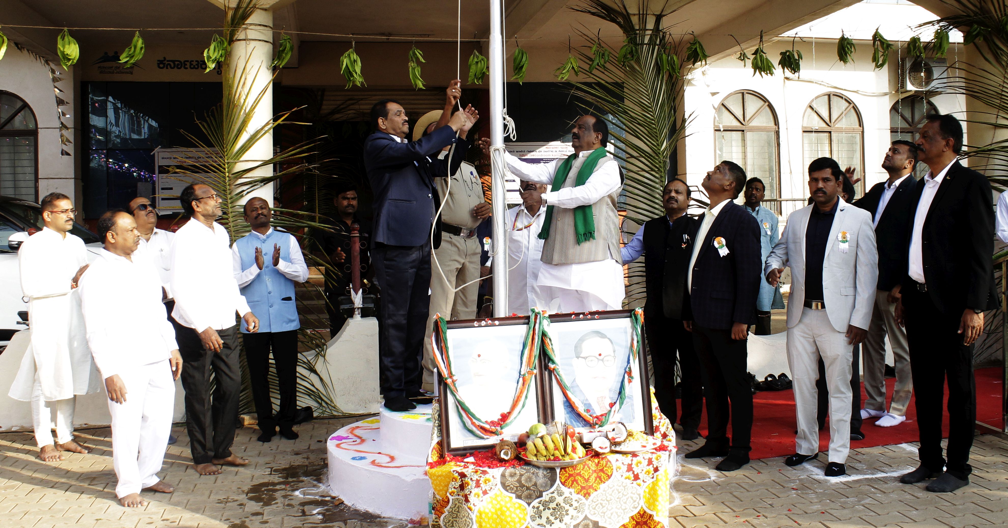 ಹುಬ್ಬಳ್ಳಿಯ ತಾಲ್ಲೂಕು ಆಡಳಿತ ಸೌಧದಲ್ಲಿ ಶಾಸಕ ಎನ್‌.ಎಚ್. ಕೋನರಡ್ಡಿ ಧ್ವಜಾರೋಹಣ ನೆರವೇರಿಸಿದರು