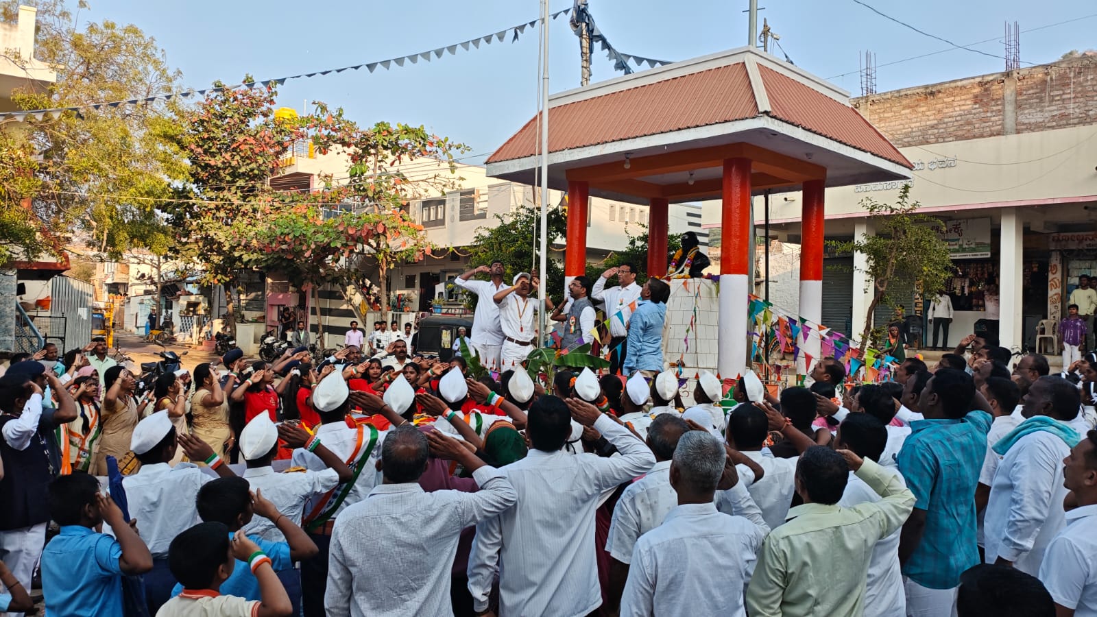 ಹನುಮಸಾಗರ ಗಾಂಧಿವೃತದಲ್ಲಿ ಗ್ರಾಮ ಪಂಚಾಯಿತಿ ಅಧ್ಯಕ್ಷ ರುದ್ರಗೌಡ ಗೌಡಪ್ಪನವರ ಧ್ವಜಾರೋಹಣ ನೆರವೇರಿಸಿದರು
