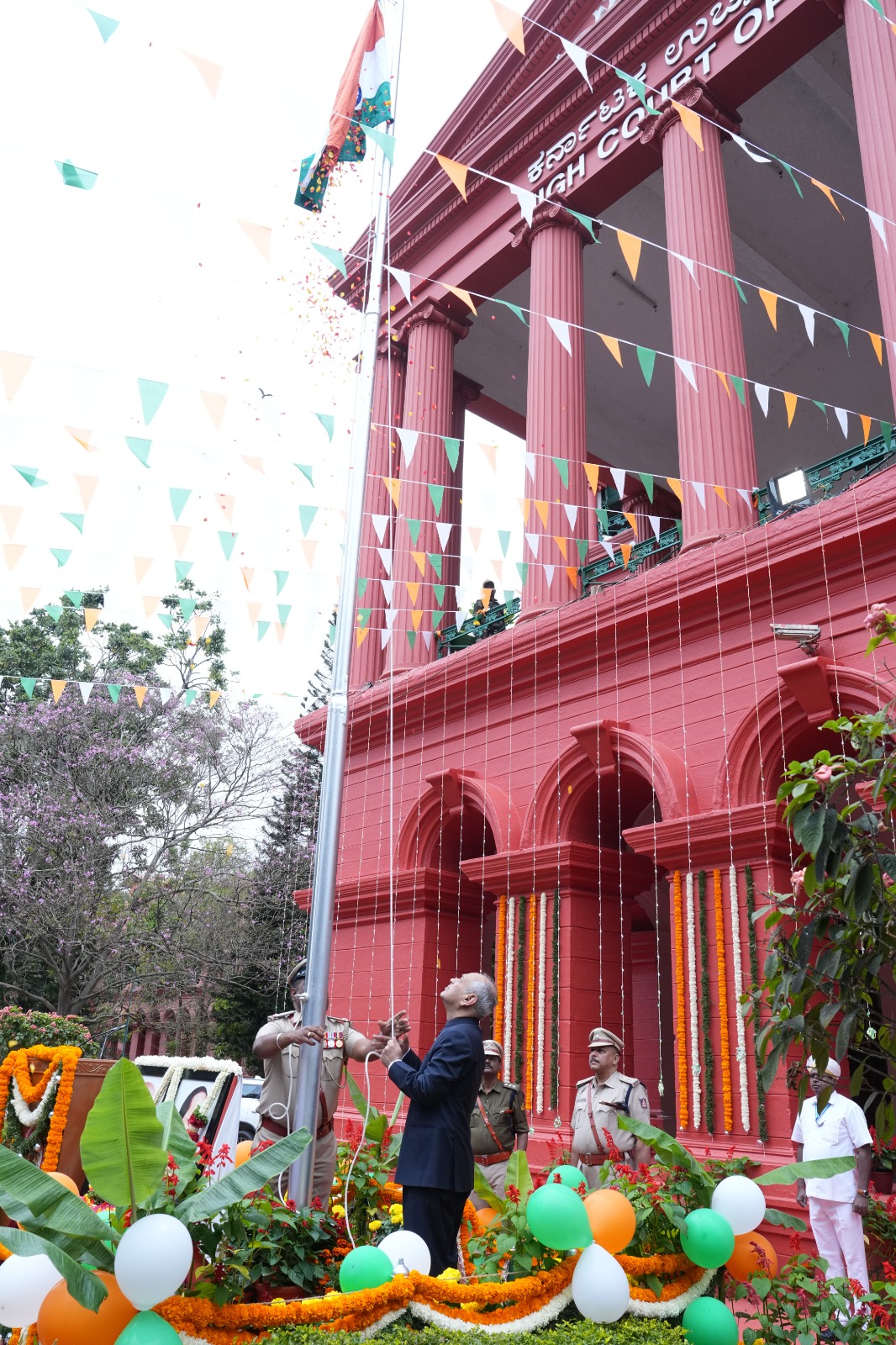 ಹೈಕೋರ್ಟ್‌ನ ಆವರಣದಲ್ಲಿ ಸೋಮವಾರ ನಡೆದ ಗಣರಾಜ್ಯೋತ್ಸವ ಸಮಾರಂಭದಲ್ಲಿ ಕರ್ನಾಟಕ ಹೈಕೋರ್ಟ್‌ನ ಮುಖ್ಯ ನ್ಯಾಯಮೂರ್ತಿ ವಿಭು ಬಖ್ರು ಅವರು ಧ್ವಜಾರೋಹಣ ನೆರವೇರಿಸಿದರು