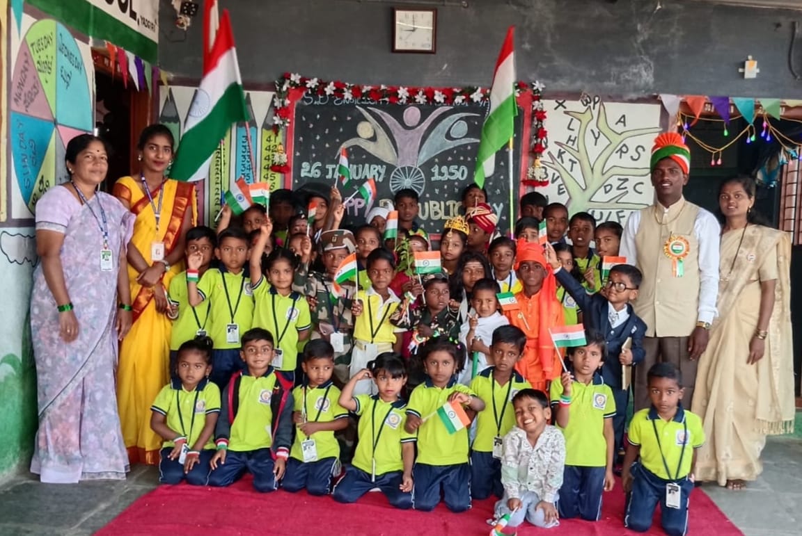 ಯಾದಗಿರಿಯ ಎಸ್.ಡಿ. ಆಂಗ್ಲ ಮಾಧ್ಯಮ ಶಾಲೆಯಲ್ಲಿ ಸೋಮವಾರ ಗಣರಾಜ್ಯೋತ್ಸವ ಆಚರಿಸಲಾಯಿತು 