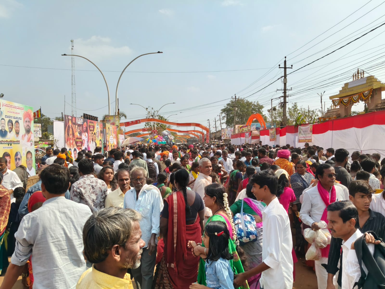 ಹುಮನಾಬಾದ್ ಪಟ್ಟಣದ ವೀರಭದ್ರೇಶ್ವರ ಜಾತ್ರೆಯಲ್ಲಿ ಭಾಗವಹಿಸಿದ್ದ ಭಕ್ತರು