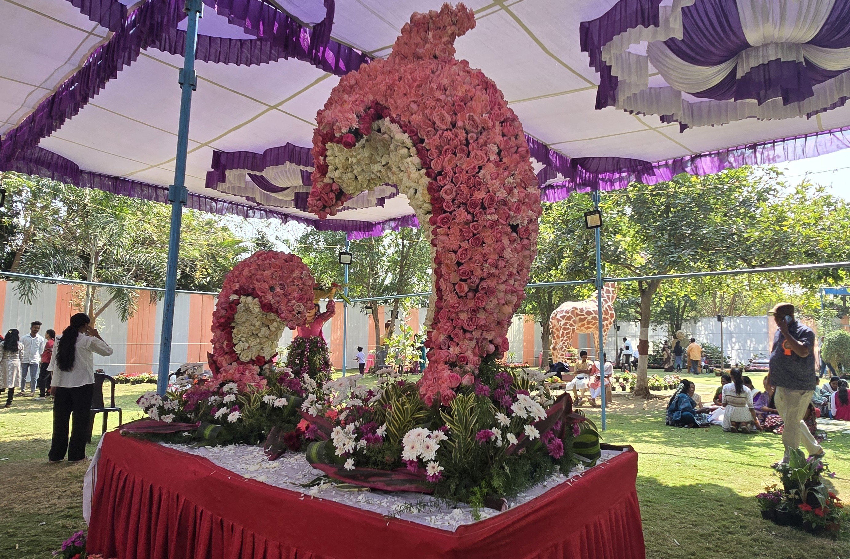 ಯಾದಗಿರಿ ನಗರದ ಲುಂಬಿನಿ ಉದ್ಯಾನದಲ್ಲಿ ಸೋಮವಾರ ನಡೆದ ಫಲಪುಷ್ಪ ಪ್ರದರ್ಶನದಲ್ಲಿನ ಡಾಲ್ಫಿನ್‌ ಕಲಾಕೃತಿ 