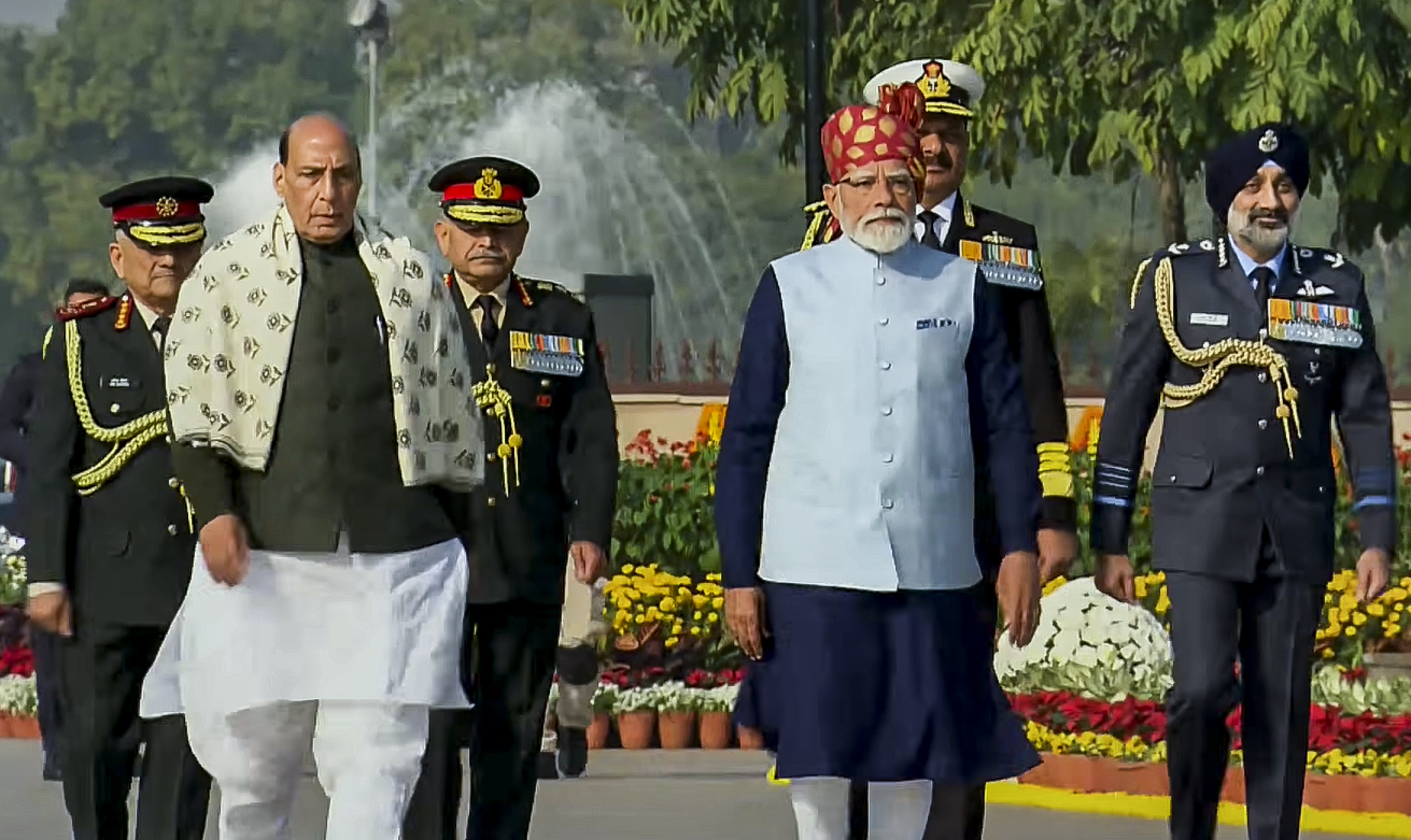  ಪ್ರಧಾನಿ ನರೇಂದ್ರ ಮೋದಿ ಜೊತೆಗೆ ಭಾರತದ ರಕ್ಷಣಾ ಸಚಿವ ರಾಜನಾಥ್ ಸಿಂಗ್