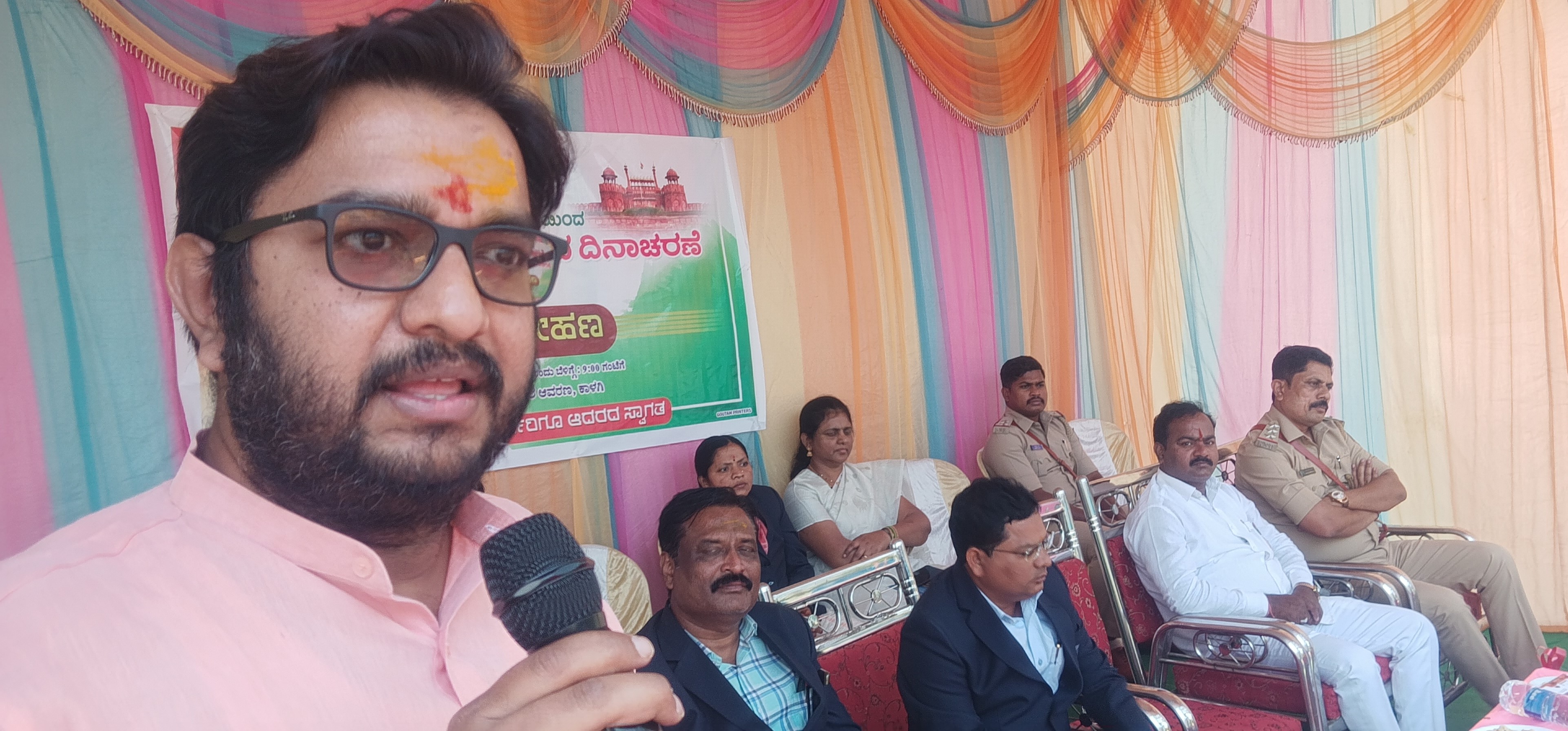 ಚಿತ್ರ2: ಕಾಳಗಿ ತಾಲ್ಲೂಕು ಆಡಳಿತ ಸೋಮವಾರ ಆಯೋಜಿಸಿದ ಗಣರಾಜ್ಯೋತ್ಸವ ಸಮಾರಂಭ ಉದ್ದೇಶಿಸಿ ಶಾಸಕ ಡಾ.ಅವಿನಾಶ ಜಾಧವ ಮಾತನಾಡಿದರು