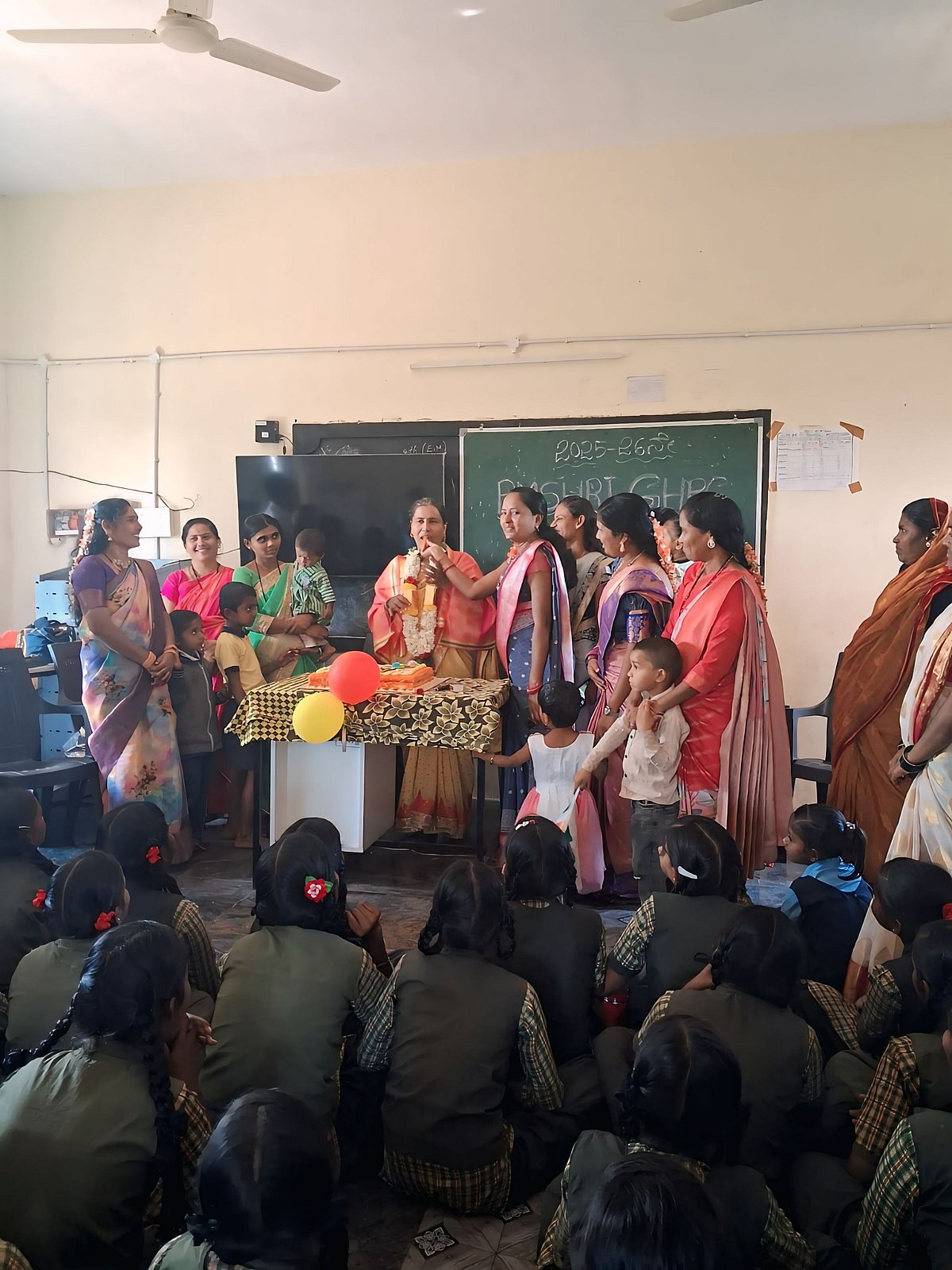 ದೇವದುರ್ಗ | ನಿಯಮ ಉಲ್ಲಂಘಿಸಿ ಶಾಲೆಯಲ್ಲಿ ಹುಟ್ಟುಹಬ್ಬ ಆಚರಿಸಿಕೊಂಡ ಮುಖ್ಯಶಿಕ್ಷಕಿ