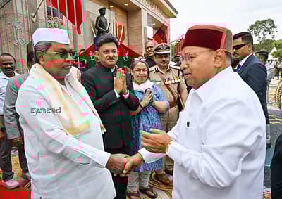 ಮುಖ್ಯಮಂತ್ರಿ ಸಿದ್ದರಾಮಯ್ಯ, ಉಪಮುಖ್ಯಮಂತ್ರಿ ಡಿಕೆ ಶಿವಕುಮಾರ್ ಅವರು ಮಾಣಿಕ್ ಷಾ ಪರೇಡ್ ಮೈದಾನದಲ್ಲಿ ಗಣರಾಜ್ಯೋತ್ಸವ ಕಾರ್ಯಕ್ರಮದಲ್ಲಿ ಭಾಗವಹಿಸಿದರು. 