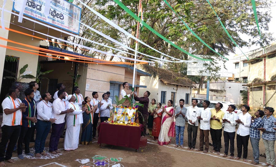 ಮಲೇಬೆನ್ನೂರಿನ ನೂತನ ನಾಡಕಚೇರಿಯಲ್ಲಿ ಸೋಮವಾರ 77ನೇ ಗಣರಾಜ್ಯೋತ್ಸವದ ಅಂಗವಾಗಿ ಉಪತಹಶೀಲ್ದಾರ್ ಆರ್. ರವಿ ಧ್ವಜಾರೋಹಣ ನೆರವೇರಿಸಿದರು.