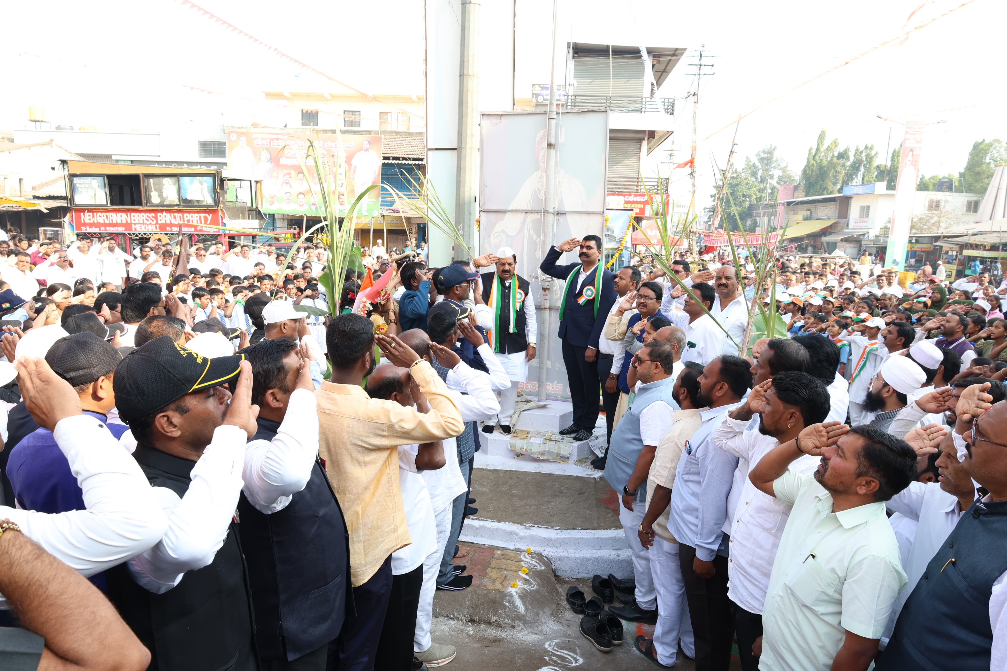 ರಾಯಬಾಗ ಪಟ್ಟಣದಲ್ಲಿ ಸೋಮವಾರ ನಡೆದ ಗಣರಾಜ್ಯೋತ್ಸವ ಕಾರ್ಯಕ್ರಮದಲ್ಲಿ ಶಾಸಕ ಡಿ.ಎಂ.ಐಹೊಳೆ ರಾಷ್ಟ್ರಗೀತೆಗೆ ಗೌರವ ಸಲ್ಲಿಸಿದರು