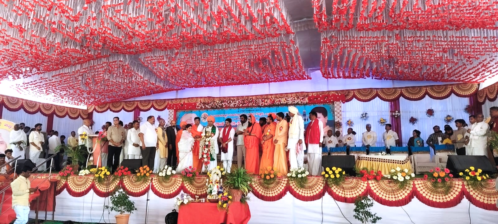 ದೇವದುರ್ಗ ತಾಲ್ಲೂಕಿನ ಗಬ್ಬೂರು ಬೂದಿ ಬಸವೇಶ್ವರ ಸಂಸ್ಥಾನ ಮಠದಲ್ಲಿ ನಡೆದ ಸಾಮೂಹಿಕ ವಿವಾಹ ಕಾರ್ಯಕ್ರಮಕ್ಕೆ ಗಣ್ಯರು ಚಾಲನೆ ನೀಡಿದರು