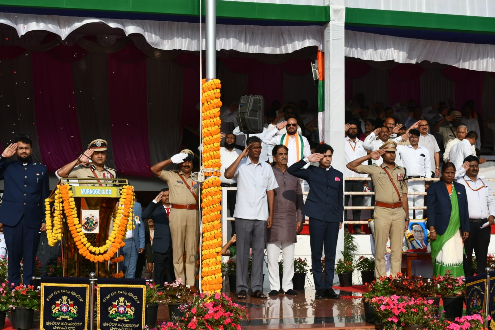 ಬೆಳಗಾವಿ ಜಿಲ್ಲಾ ಕ್ರೀಡಾಂಗಣದಲ್ಲಿ ಗಣರಾಜ್ಯೋತ್ಸವ ಪ್ರಯುಕ್ತ ಸಚಿವ ಸತೀಶ ಜಾರಕಿಹೊಳಿ ರಾಷ್ಟ್ರ ಧ್ವಜಾರೋಹಣ ನೆರವೇರಿಸಿದರು   ಪ್ರಜಾವಾಣಿ ಚಿತ್ರ