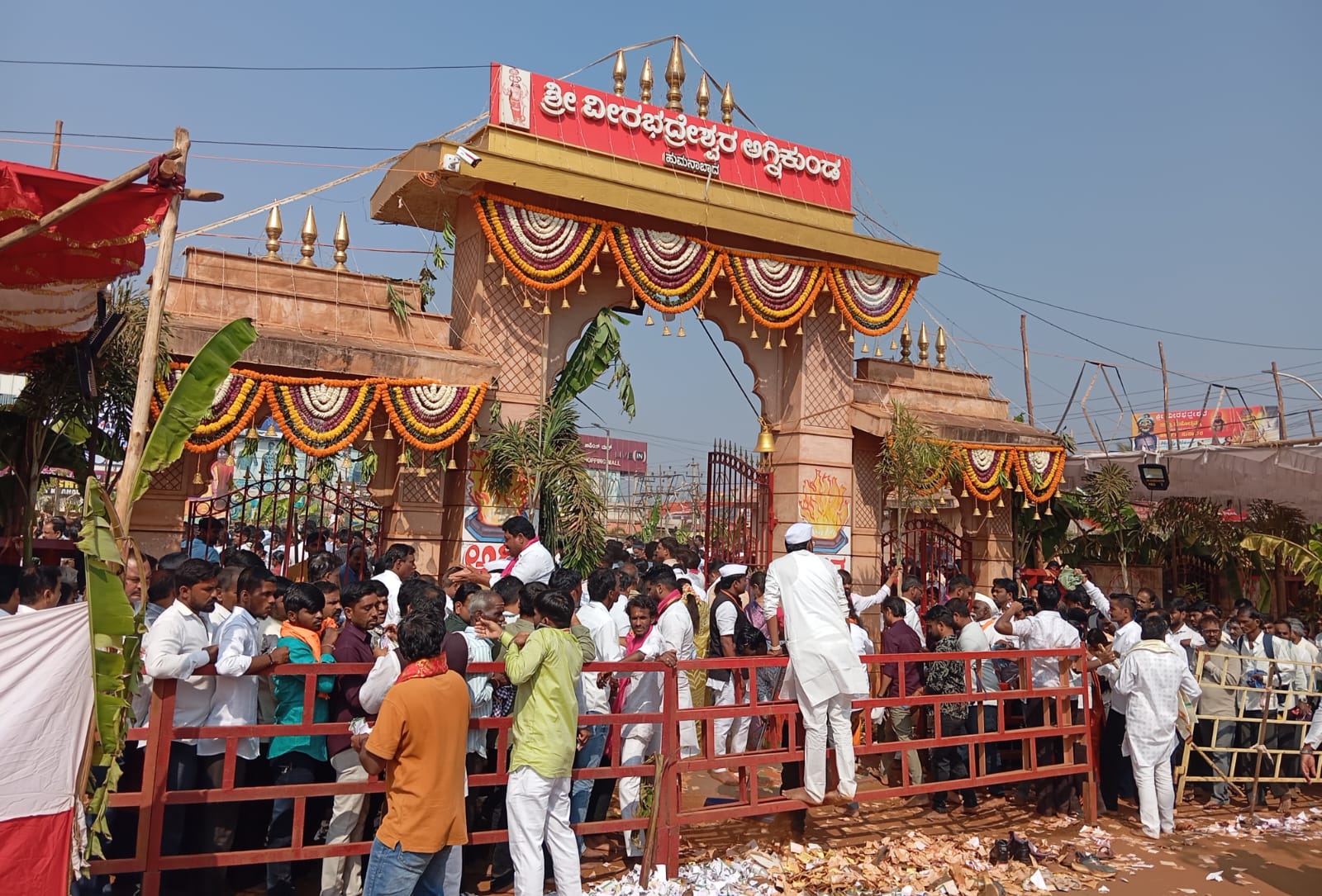 ಸರತಿ ಸಾಲಿನಲ್ಲಿ ನಿಂತು ಅಗ್ನಿ ತುಳಿದ ಭಕ್ತರು