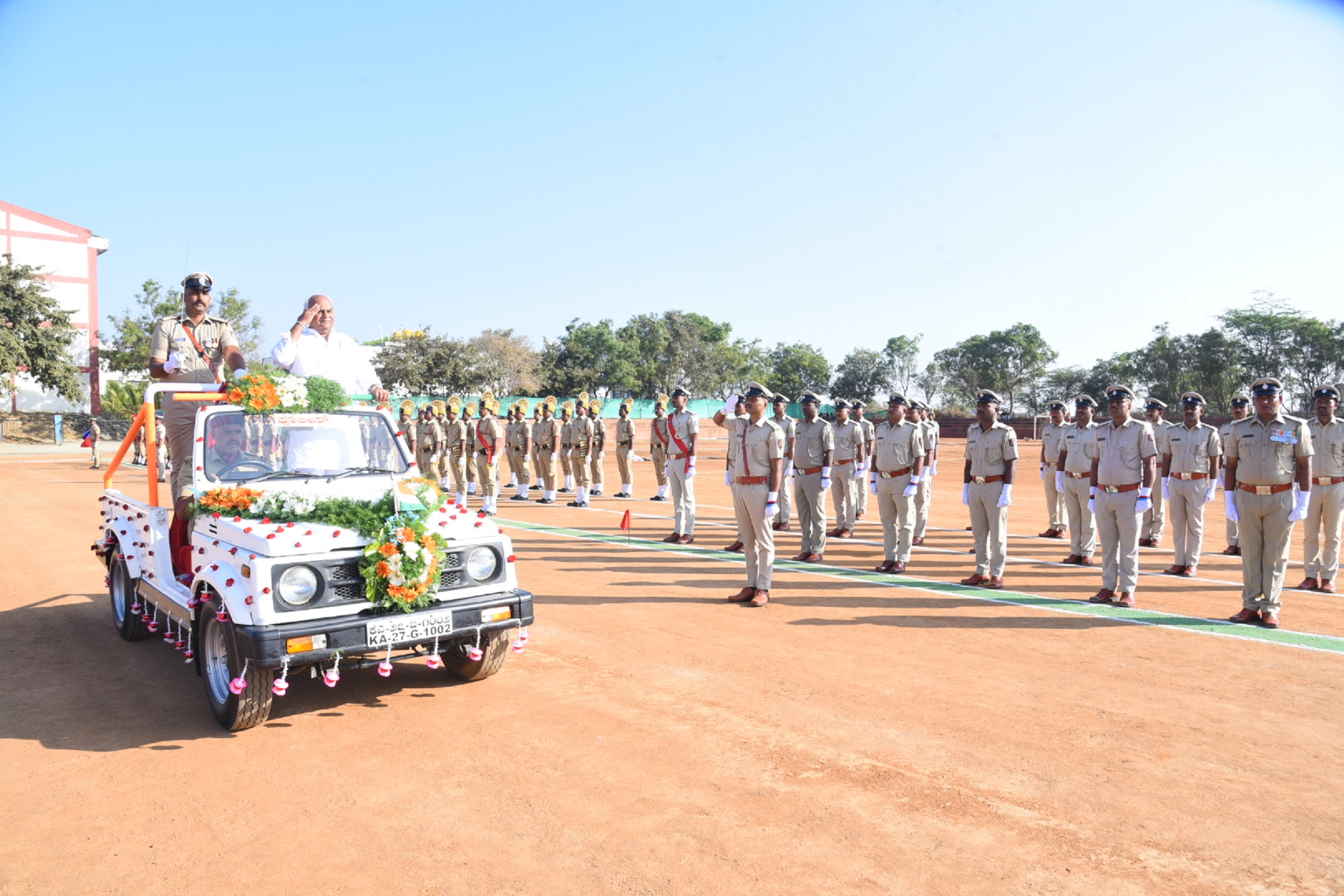 ಹಾವೇರಿ ಜಿಲ್ಲಾ ಕ್ರೀಡಾಂಗಣದಲ್ಲಿ ಸೋಮವಾರ ಆಯೋಜಿಸಿದ್ದ ಗಣರಾಜ್ಯೋತ್ಸವ ಸಮಾರಂಭದಲ್ಲಿ ಜಿಲ್ಲಾ ಉಸ್ತುವಾರಿ ಸಚಿವ ಶಿವಾನಂದ ಪಾಟೀಲ ಅವರು ಗೌರವ ವಂದನೆ ಸ್ವೀಕರಿಸಿದರು