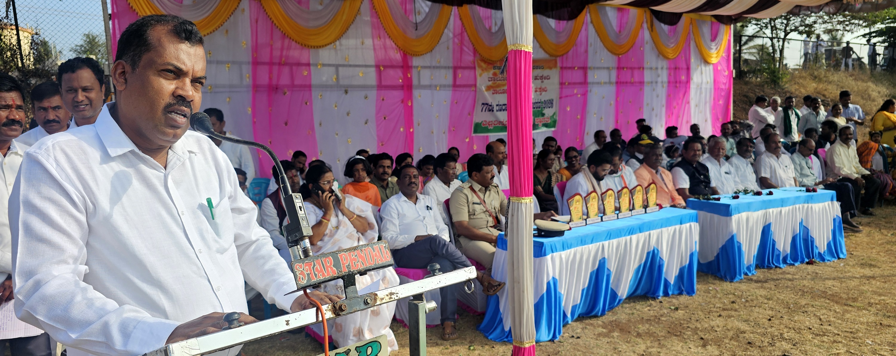 ಹುಕ್ಕೇರಿಯಲ್ಲಿ ಭಾನುವಾರ ಜರುಗಿದ ಗಣರಾಜ್ಯೋತ್ಸವ ಸಮಾರಂಭದಲ್ಲಿ ತಹಶೀಲ್ದಾರ್ ಬಲರಾಮ್ ಕಟ್ಟಿಮನಿ ಮಾತನಾಡಿದರು