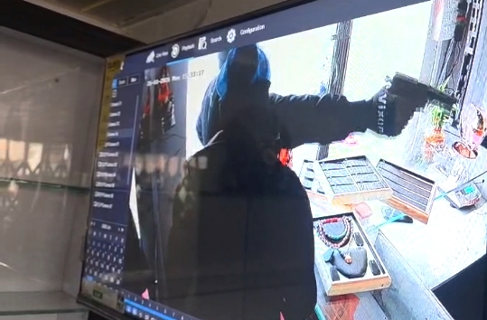 ಚಡಚಣ ತಾಲ್ಲೂಕಿನ ಹಲಸಂಗಿ ಗ್ರಾಮದಲ್ಲಿ ಸೋಮವಾರ ಮಧ್ಯಾಹ್ನ ಬಂಗಾರದ ಅಂಗಡಿಯೊಳಗೆ ಪಿಸ್ತೂಲ್‌ ತೋರಿಸಿ  ದರೋಡೆ ಮಾಡುತ್ತಿರುವ ದೃಶ್ಯ ಸಿ.ಸಿ ಟಿವಿ ಕ್ಯಾಮೆರಾದಲ್ಲಿ ಸೆರೆಯಾಗಿದೆ