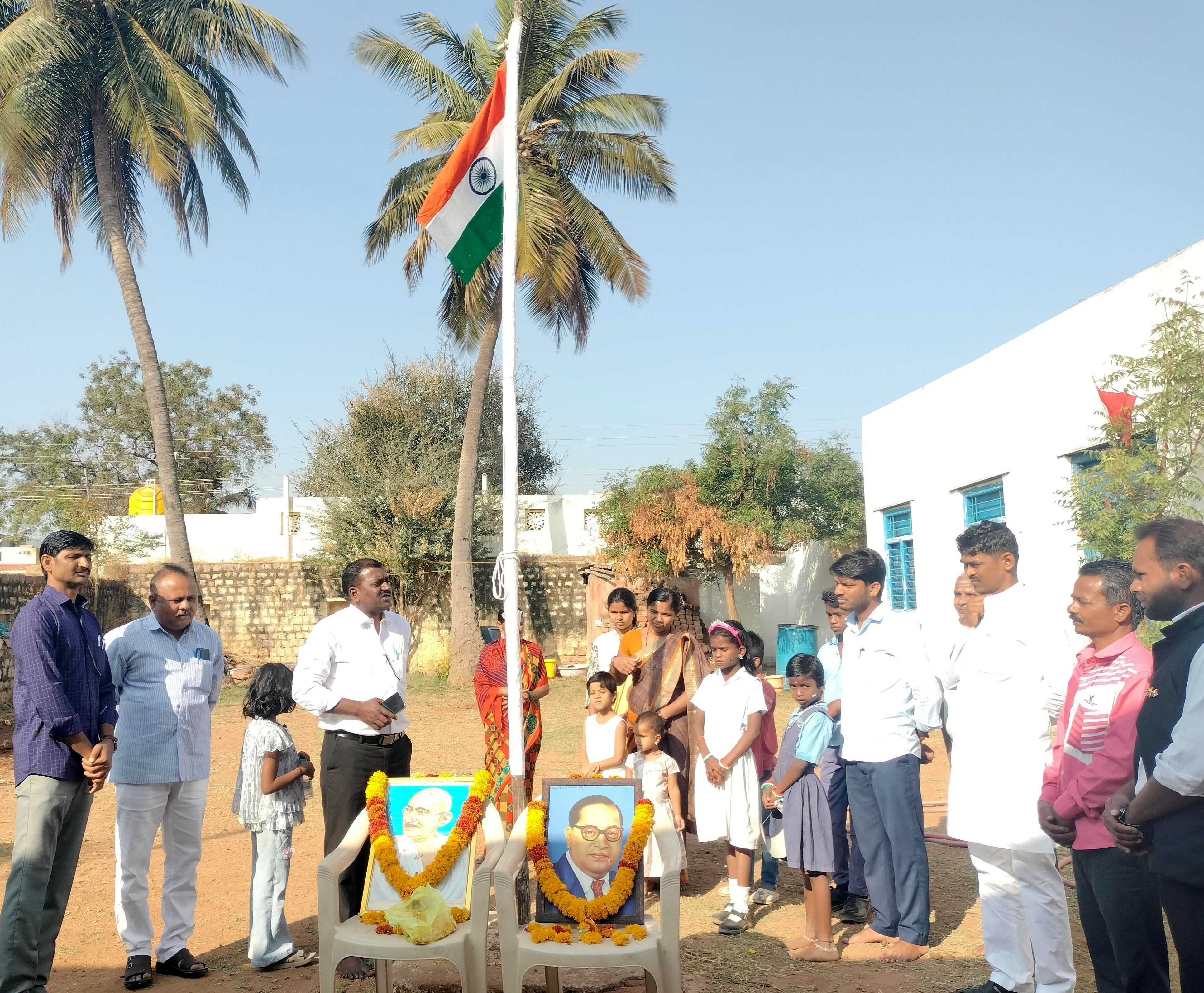 ಗಜೇಂದ್ರಗಡದ ಸಿಪಿಐಎಂ ಕಾರ್ಯಾಲಯದಲ್ಲಿ ಗಣರಾಜ್ಯೋತ್ಸವ ಆಚರಿಸಲಾಯಿತು