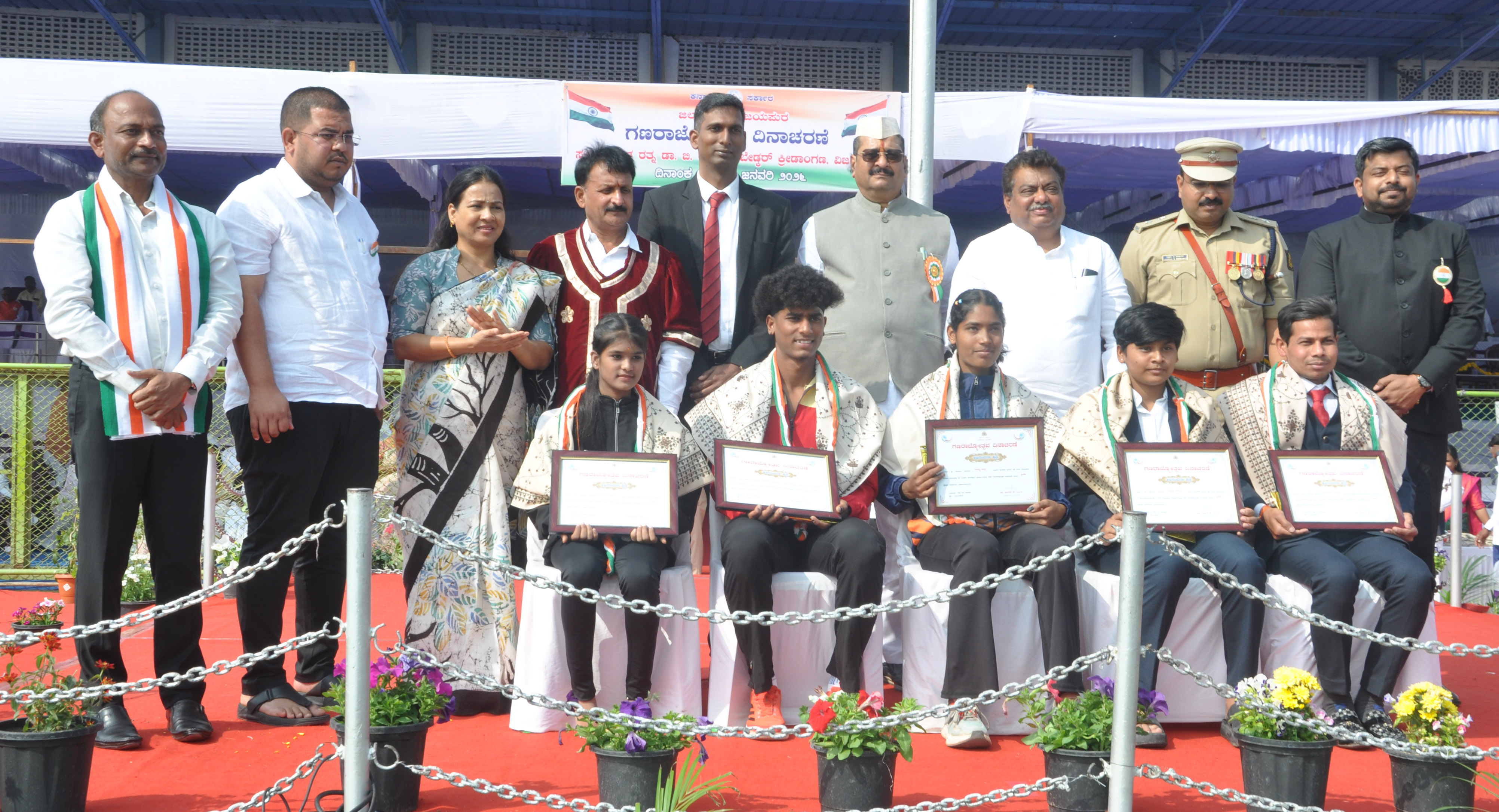 ವಿಜಯಪುರದ ಡಾ.ಬಿ.ಆರ್.ಅಂಬೇಡ್ಕರ್ ಕ್ರೀಡಾಂಗಣದಲ್ಲಿ ನಡೆದ ಗಣರಾಜ್ಯೋತ್ಸವದಲ್ಲಿ ಕ್ರೀಡಾ ಸಾಧಕರನ್ನು ಗಣ್ಯರು ಸನ್ಮಾನಿಸಿದರು –ಪ್ರಜಾವಾಣಿ ಚಿತ್ರ
