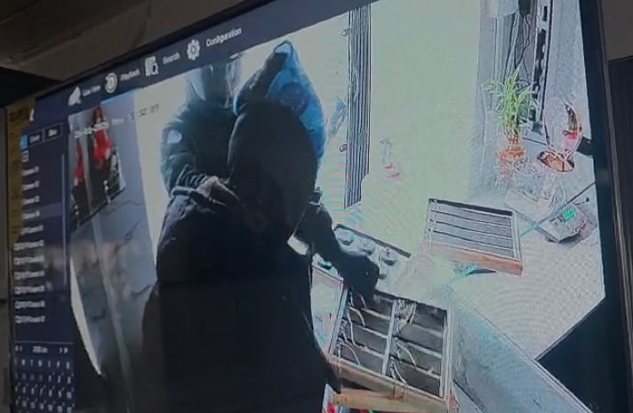 ವಿಜಯಪುರ: ಪಿಸ್ತೂಲ್‌ ತೋರಿಸಿ ಚಿನ್ನಾಭರಣ ಮಳಿಗೆ ದರೋಡೆ