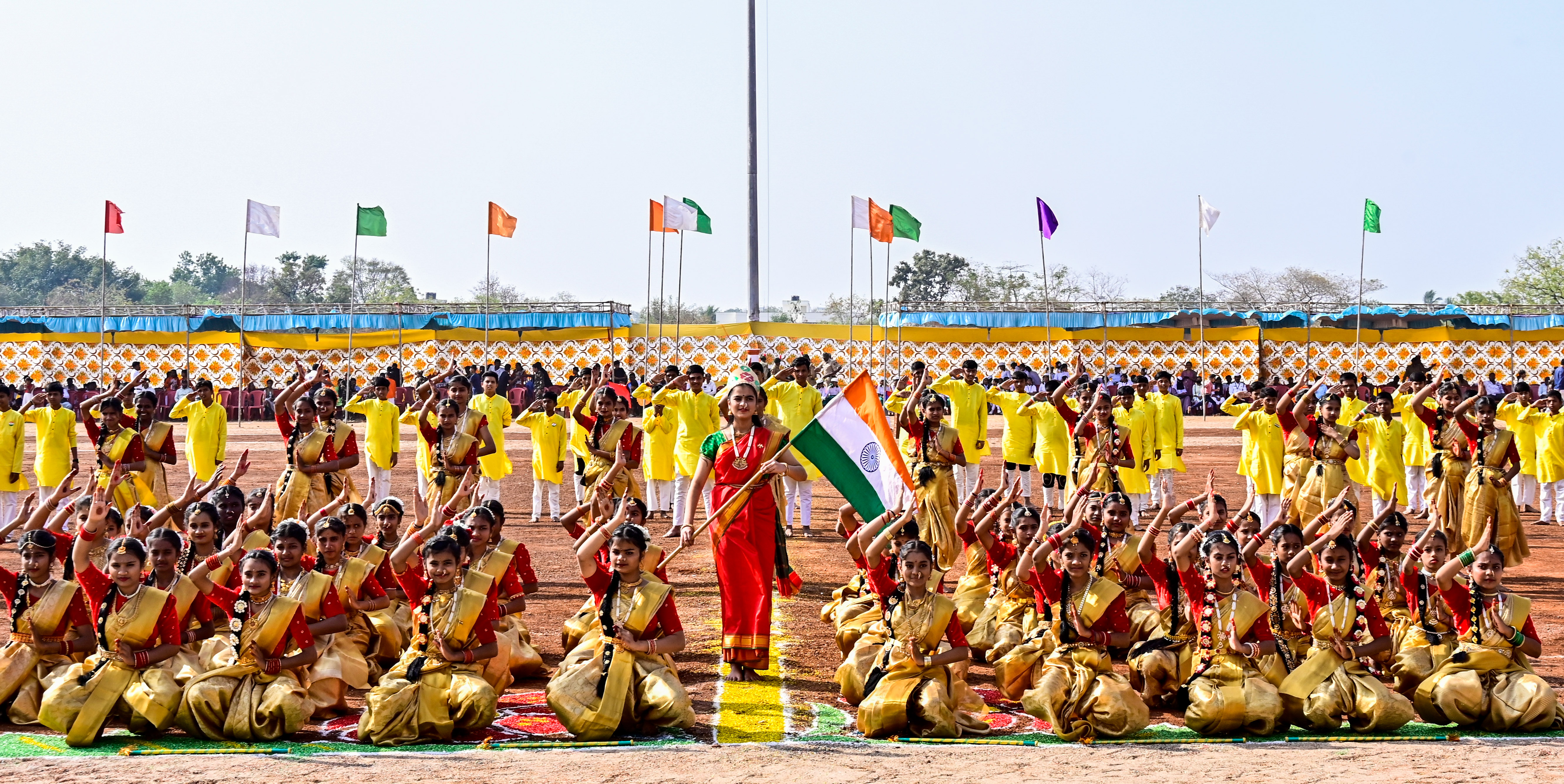 ಪೊಲೀಸ್ ಪರೇಡ್ ಮೈದಾನದಲ್ಲಿ ನಡೆದ ಸಾಂಸ್ಕೃತಿಕ ಕಾರ್ಯಕ್ರಮದಲ್ಲಿ ಕಲಬುರಗಿಯ ಸಂಗಮ್ ಶಾಲೆಯ ವಿದ್ಯಾರ್ಥಿಗಳು ದೇಶಭಕ್ತಿ ಗೀತೆಗಳಿಗೆ ನೃತ್ಯ ಪ್ರದರ್ಶಿಸಿದರು
–ಪ್ರಜಾವಾಣಿ ಚಿತ್ರಗಳು: ತಾಜುದ್ದೀನ್ ಆಜಾದ್