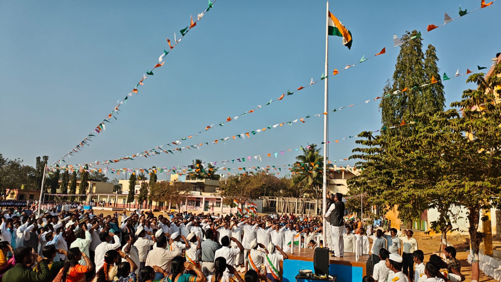 ಸರ್ಕಾರಿ ಪ್ರೌಢಶಾಲೆಯ ಮುಖ್ಯಗುರುಗಳು ಹೆಚ್.ಹೆಚ್. ಇಲಕಲ ಅವರು ಶಾಲೆಯಲ್ಲಿ ಧ್ವಜಾರೋಹಣ ಮಾಡಿದರು.