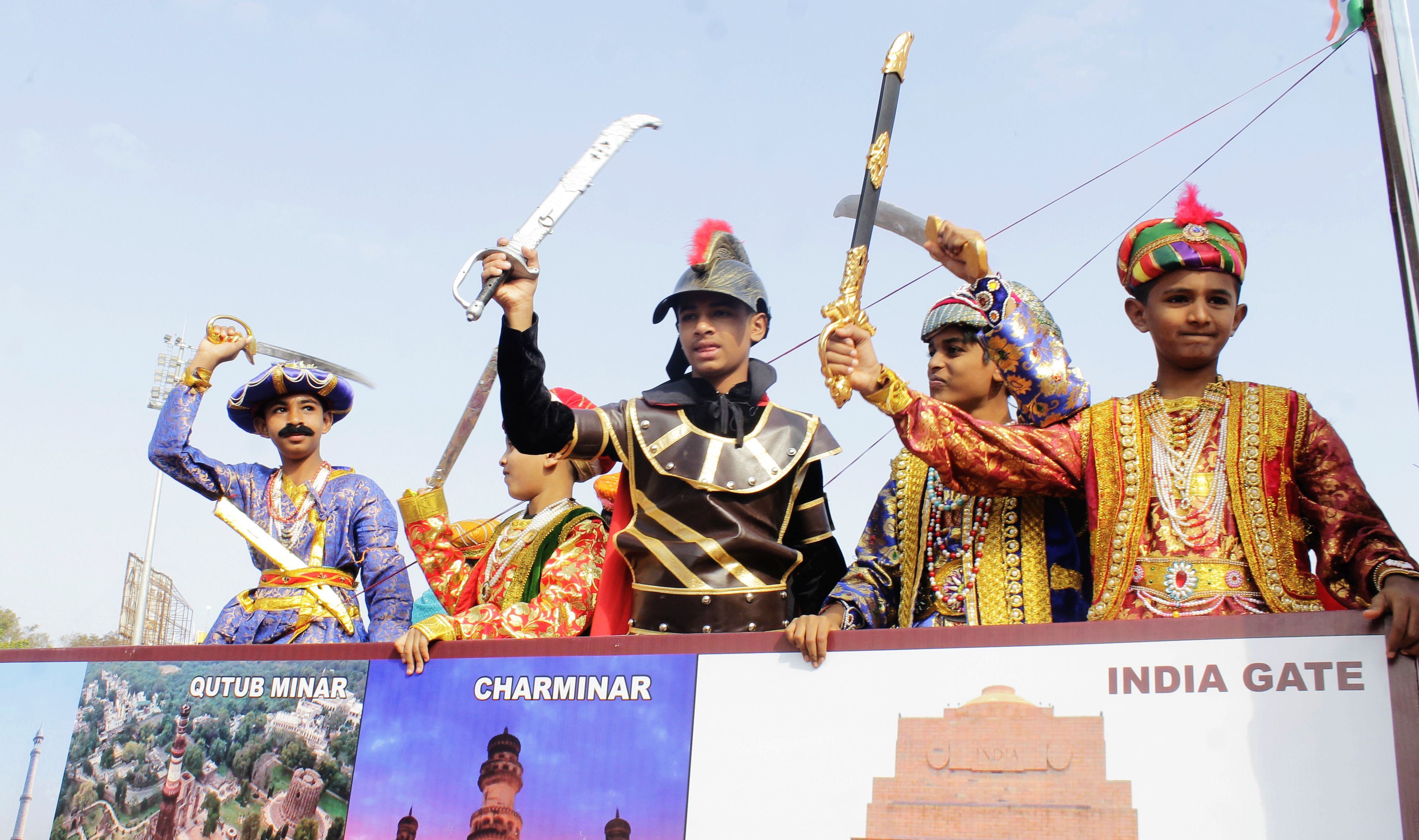 ನೆಹರೂ ಮೈದಾನದಲ್ಲಿ ನಡೆದ ಪಥ ಸಂಚಲನದಲ್ಲಿ ಶಾಲಾ ವಿದ್ಯಾರ್ಥಿಗಳು ರಾಜರ ವೇಷಭೂಷಣ ಧರಿಸಿ ಗಮನ ಸೆಳೆದರು