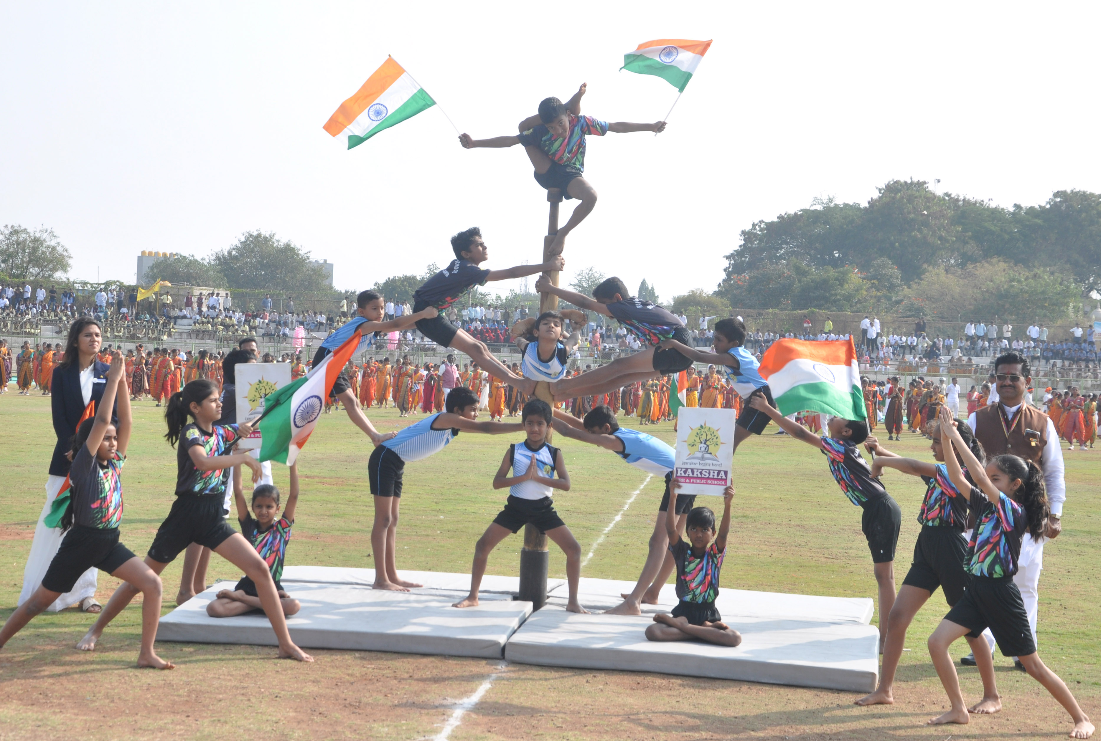 ವಿಜಯಪುರದ ಡಾ.ಬಿ.ಆರ್.ಅಂಬೇಡ್ಕರ್ ಕ್ರೀಡಾಂಗಣದಲ್ಲಿ ನಡೆದ ಗಣರಾಜ್ಯೋತ್ಸವದಲ್ಲಿ ಶಾಲಾ ವಿದ್ಯಾರ್ಥಿಗಳು ಮಲ್ಲಕಂಬ ಕಸರತ್ತು ಪ್ರದರ್ಶಿಸಿದರು 