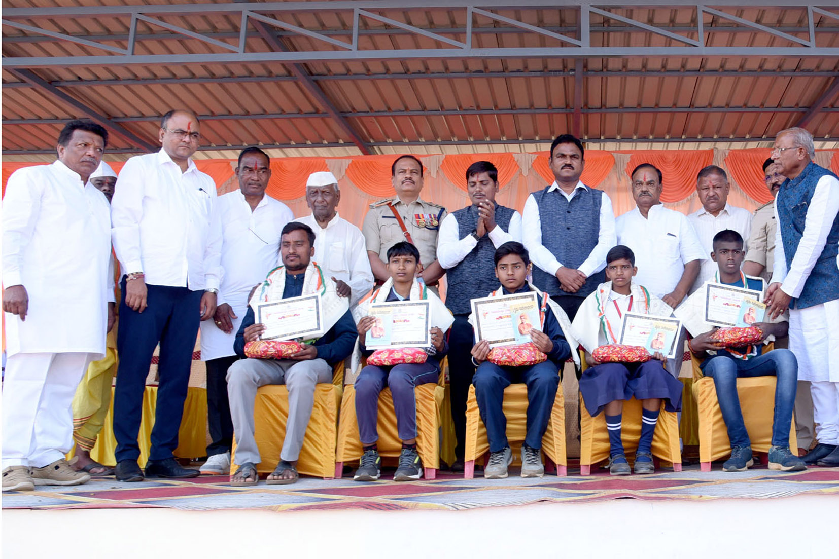 ಗೋಕಾಕದಲ್ಲಿ ಸೋಮವಾರ ನಡೆದ ಗಣರಾಜ್ಯೋತ್ಸವ ಸಮಾರಂಭದಲ್ಲಿ ರಾಜ್ಯ ಮತ್ತು ರಾಷ್ಟ್ರ ಮಟ್ಟದಲ್ಲಿ ಸಾಧನೆ ಮಾಡಿದ ಕ್ರೀಡಾಪಟುಗಳನ್ನು ಗೌರವಿಸಲಾಯಿತು