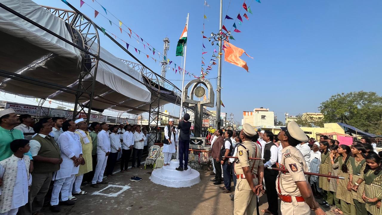 ಆಳಂದ ತಾಲ್ಲೂಕು ಆಡಳಿತ ಏರ್ಪಡಿಸಿದ್ದ 77ನೇ ಗಣರಾಜ್ಯೋತ್ಸವ ನಿಮಿತ್ತ ಶ್ರೀರಾಮ ಮಾರುಕಟ್ಟೆಯಲ್ಲಿ ಸಾರ್ವಜನಿಕ ಧ್ವಜಾರೋಹಣವನ್ನು ಬಿ.ಆರ್.‌ಪಾಟೀಲ ನೆರವೇರಿಸಿದರು