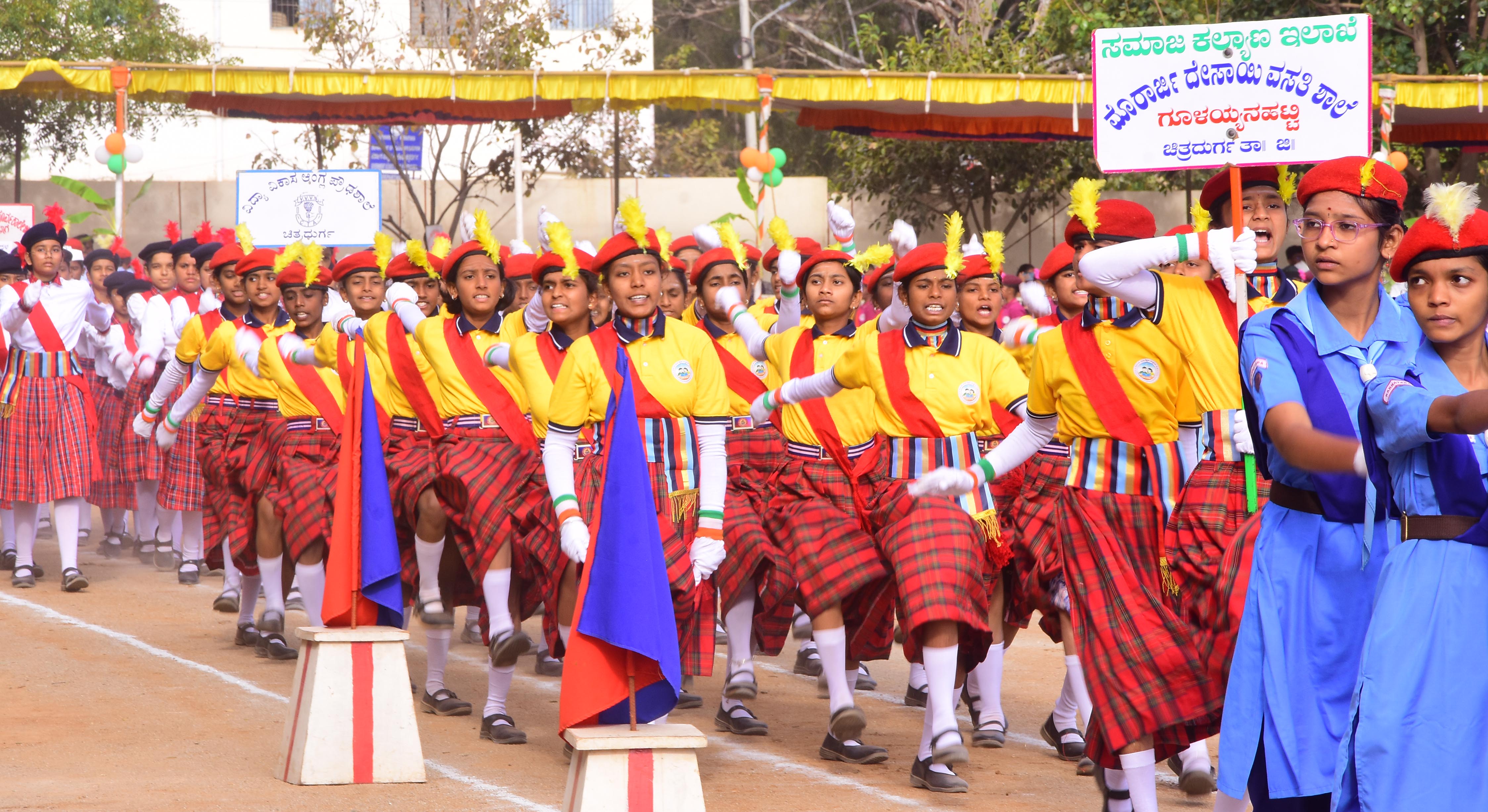 ವಿದ್ಯಾರ್ಥಿಗಳಿಂದ ಆಕರ್ಷಕ ಪಥ ಸಂಚಲನ ನಡೆಯಿತು