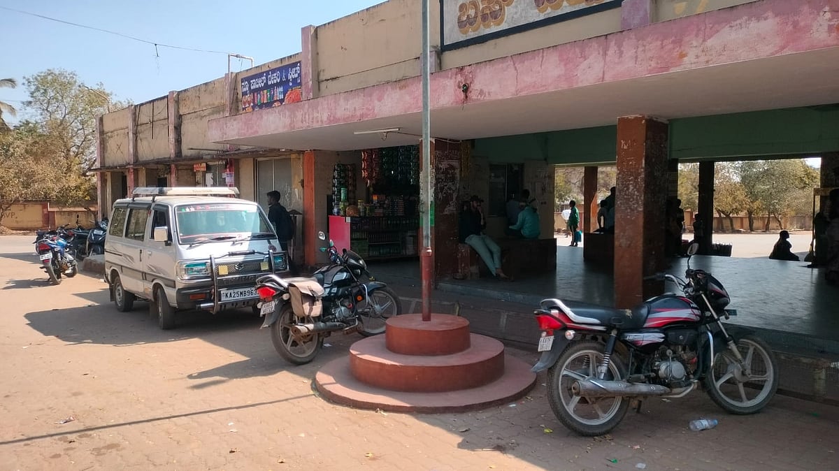 ಲಕ್ಷ್ಮೇಶ್ವರ | ಸಮಸ್ಯೆಗಳ ತಾಣವಾದ ಬಸ್ ನಿಲ್ದಾಣ