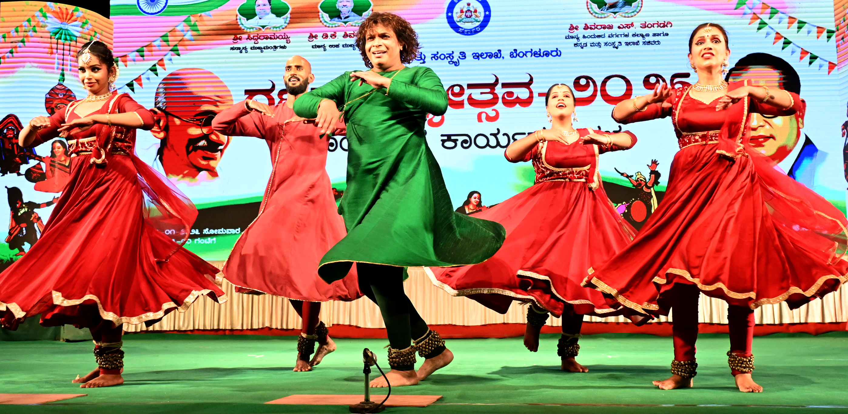 ಗಣರಾಜ್ಯೋತ್ಸವದ ಅಂಗವಾಗಿ ಕನ್ನಡ ಮತ್ತು ಸಂಸ್ಕೃತಿ ಇಲಾಖೆ ನಗರದ ರವೀಂದ್ರ ಕಲಾ ಕ್ಷೇತ್ರದಲ್ಲಿ ಸೋಮವಾರ ಆಯೋಜಿಸಿದ್ದ ಸಾಂಸ್ಕೃತಿಕ ಕಾರ್ಯಕ್ರಮದಲ್ಲಿ ನೂಪುರ್ ಪರ್ಫಾರ್ಮಿಂಗ್ ಆರ್ಟ್ಸ್ ಸೆಂಟರ್‌ನ ಕಲಾವಿದರು ‘ಸತ್ಯಮೇವ ಜಯತೆ’ ಕಥಕ್ ನೃತ್ಯ ಪ್ರಸ್ತುತ ಪಡಿಸಿದರು.
ಪ್ರಜಾವಾಣಿ ಚಿತ್ರ: ಕಿಶೋರ್ ಕುಮಾರ್ ಬೋಳಾರ್