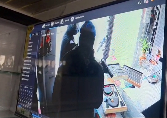 ಚಡಚಣ ತಾಲ್ಲೂಕಿನ ಹಲಸಂಗಿ ಗ್ರಾಮದಲ್ಲಿ ಸೋಮವಾರ ಮಧ್ಯಾಹ್ನ ಬಂಗಾರದ ಅಂಗಡಿಯೊಳಗೆ ಪಿಸ್ತೂಲ್‌ ತೋರಿಸಿ  ದರೋಡೆ ಮಾಡುತ್ತಿರುವ ದೃಶ್ಯ ಸಿ.ಸಿ ಟಿವಿ ಕ್ಯಾಮೆರಾದಲ್ಲಿ ಸೆರೆಯಾಗಿದೆ