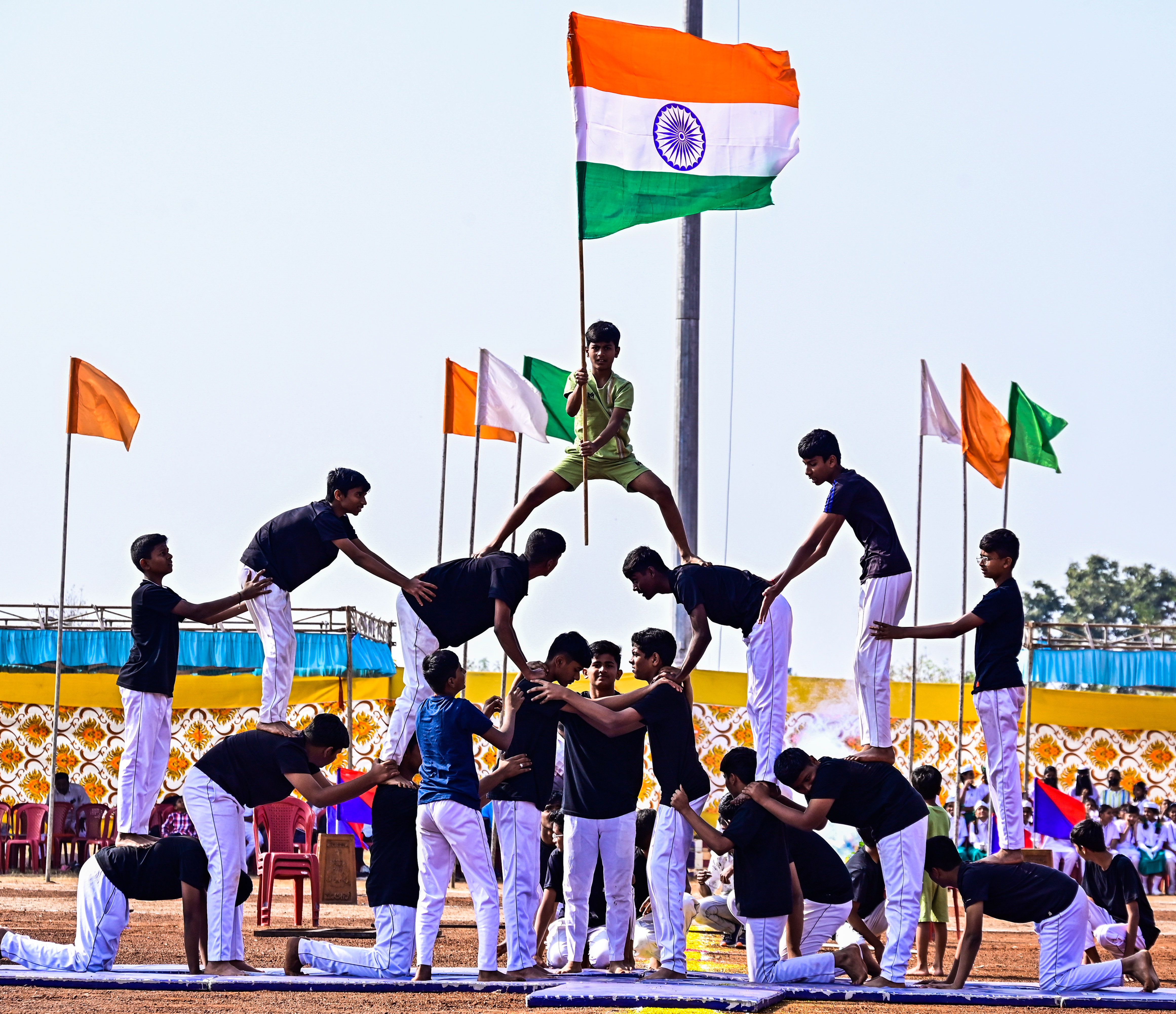 ಪೊಲೀಸ್ ಪರೇಡ್ ಮೈದಾನದಲ್ಲಿ ನಡೆದ ಸಾಂಸ್ಕೃತಿಕ ಕಾರ್ಯಕ್ರಮದಲ್ಲಿ ಎಸ್‌ಆರ್‌ಎನ್‌ ಮೆಹ್ತಾ ಶಾಲೆಯ ವಿದ್ಯಾರ್ಥಿಗಳು ದೇಶಭಕ್ತಿ ಗೀತೆಗೆ ತಿರಂಗಾವನ್ನು ಎತ್ತಿ ಹಿಡಿದಿದ್ದ ನೋಟ