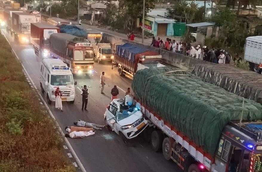 ತುಮಕೂರು: ಲಾರಿಗೆ ಕಾರು ಡಿಕ್ಕಿಯಾಗಿ ಮೂವರು ಸಾವು, ನಾಲ್ಕು ಮಂದಿಗೆ ಗಾಯ