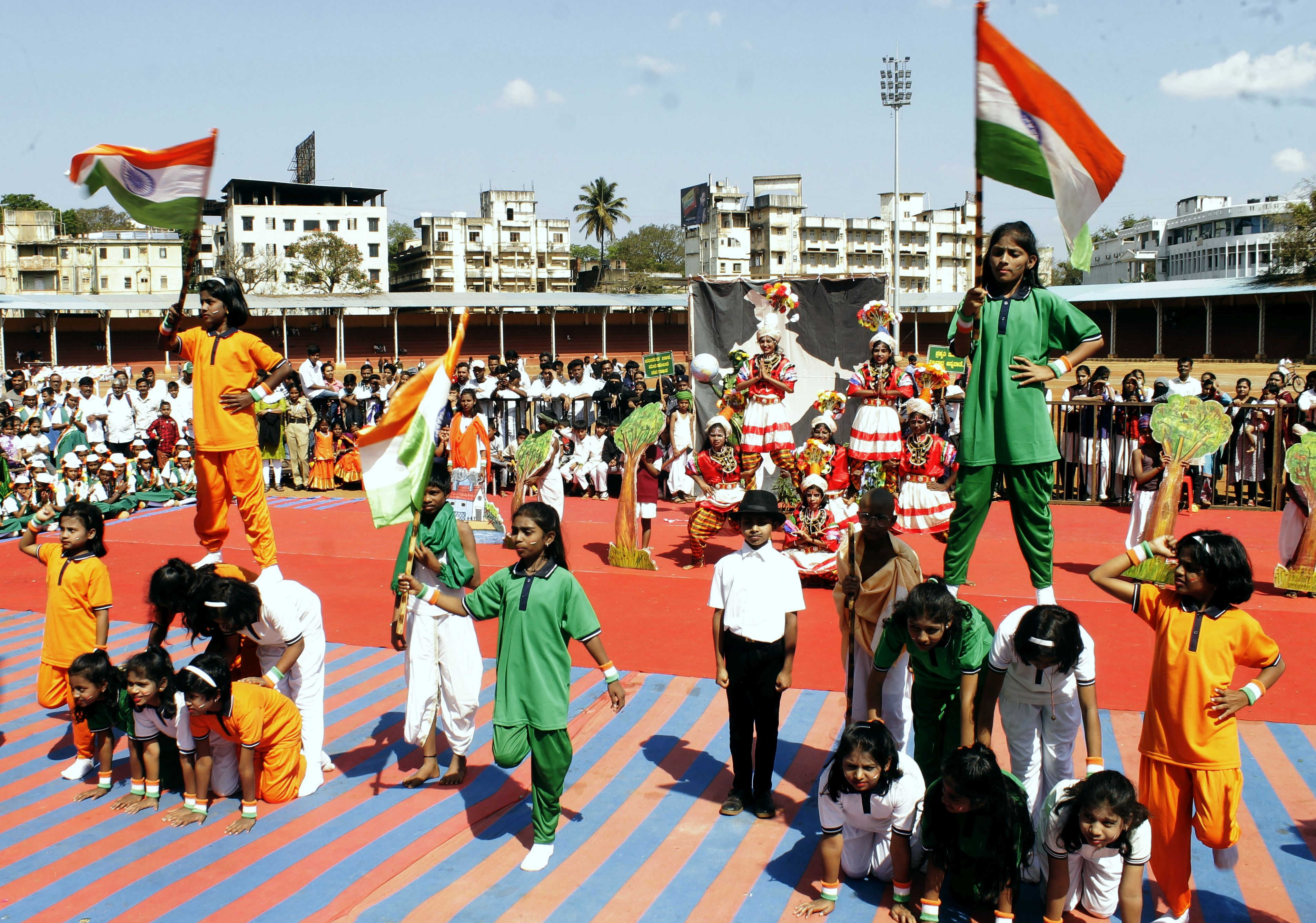 ನೆಹರೂ ಮೈದಾನದಲ್ಲಿ ಶಾಲಾ ವಿದ್ಯಾರ್ಥಿಗಳು ದೇಶಭಕ್ತಿ ಗೀತೆಗೆ ನೃತ್ಯ ಪ್ರದರ್ಶಿಸಿದರು