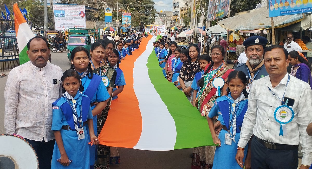 ಕಂಪ್ಲಿ: ಗಮನಸೆಳೆದ 125 ಅಡಿ ಉದ್ದದ ತ್ರಿವರ್ಣಧ್ವಜ ಮೆರವಣಿಗೆ