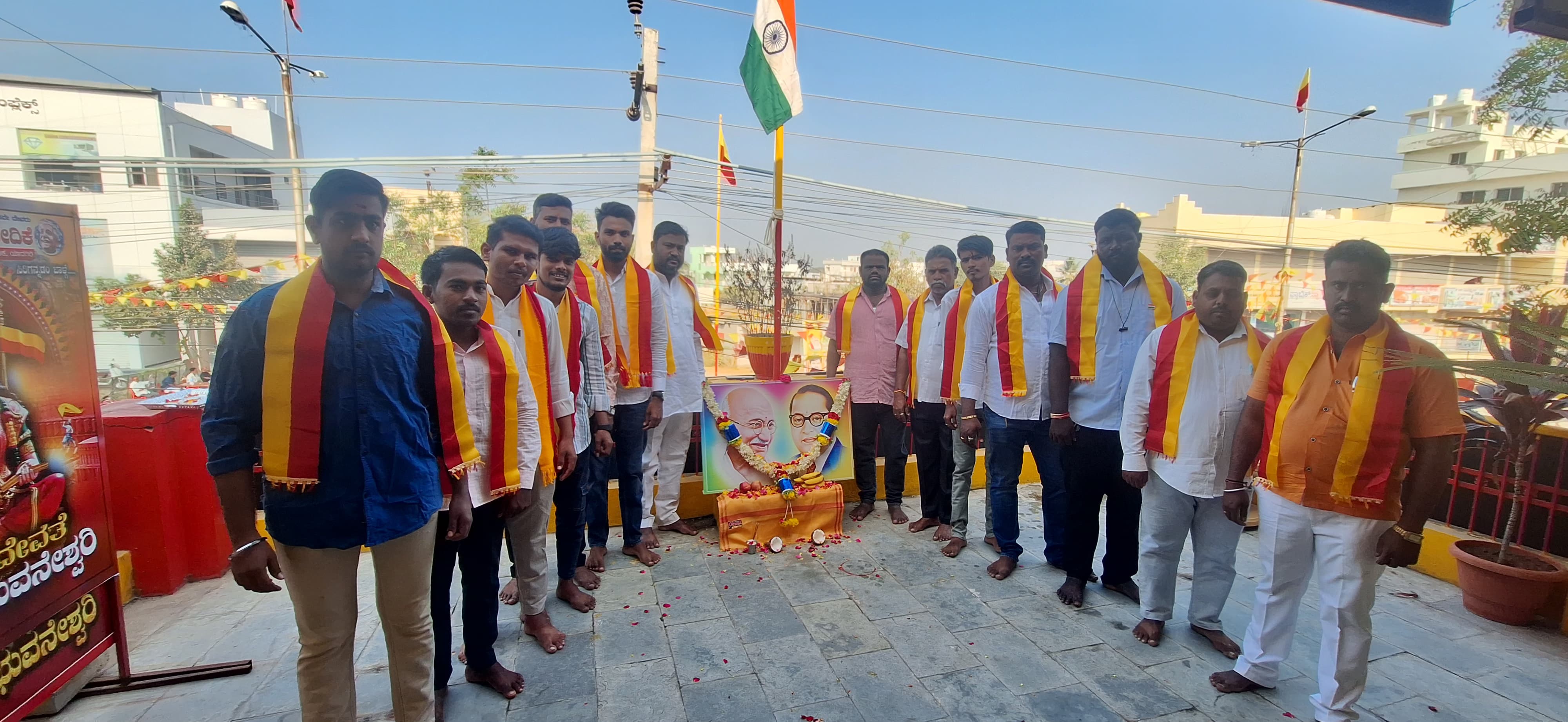 ಯಾದಗಿರಿಯ ಕರವೇ ಜಿಲ್ಲಾ ಕಚೇರಿಯಲ್ಲಿ ಸೋಮವಾರ ಗಣರಾಜ್ಯೋತ್ಸವ ಕ್ರಾಂತಿವೀರ ಸಂಗೊಳ್ಳಿ ರಾಯಣ್ಣ ಅವರ ಹುತಾತ್ಮ ದಿನ ಆಚರಿಸಲಾಯಿತು