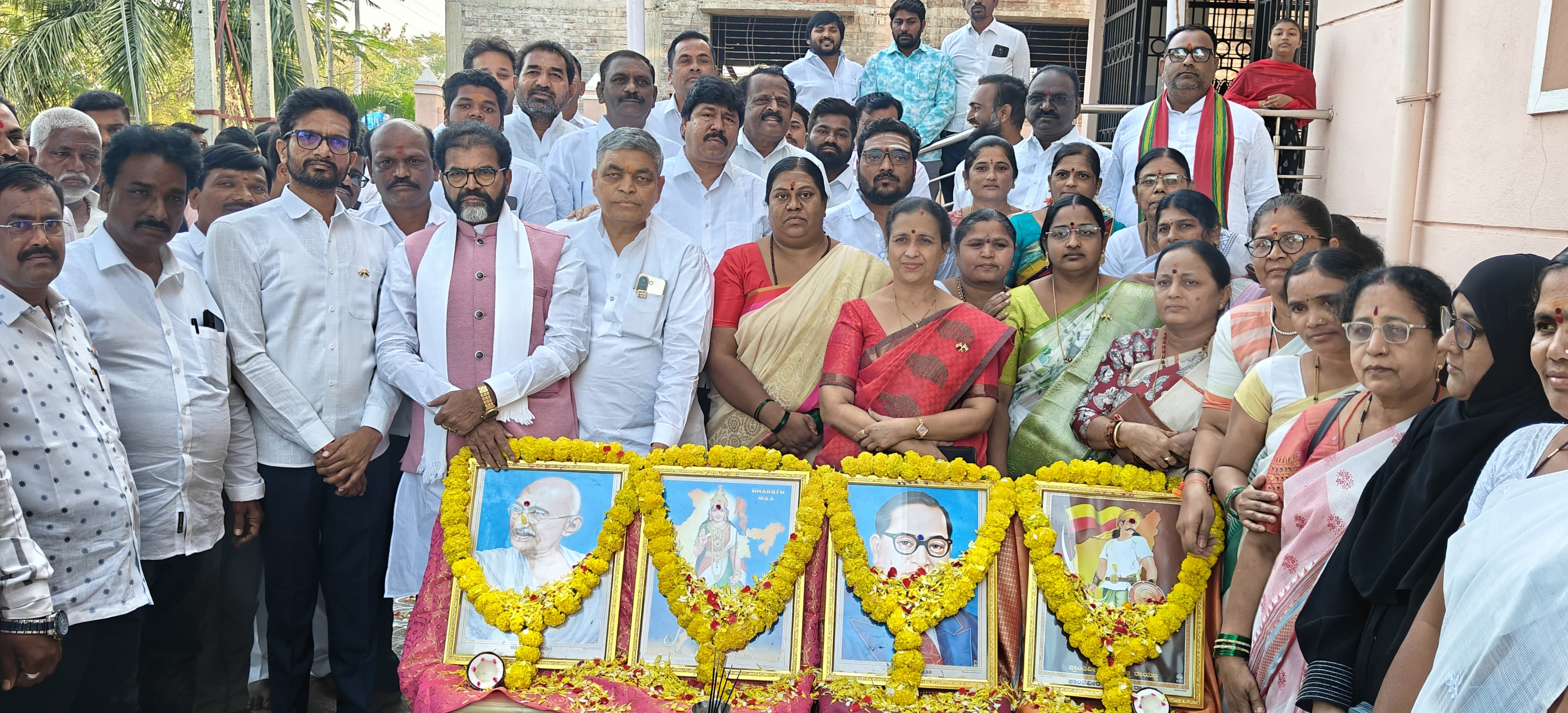 ಯಾದಗಿರಿ ನಗರದ ಬಿಜೆಪಿ ಜಿಲ್ಲಾ ಕಚೇರಿಯಲ್ಲಿ ಸೋಮವಾರ ಆಚರಿಸಲಾದ ಗಣರಾಜ್ಯೋತ್ಸವದಲ್ಲಿ ಪಾಲ್ಗೊಂಡಿದ್ದ ಮುಖಂಡರು