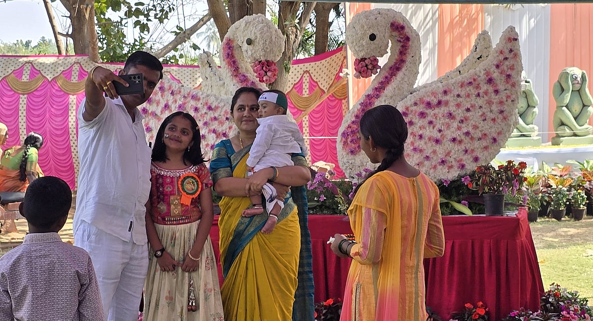 ಯಾದಗಿರಿ | ಬಣ್ಣ–ಬಣ್ಣದ ಹೂಗಳಲ್ಲಿ ಮೂಡಿದ ಆಕರ್ಷಕ ಕಲಾಕೃತಿಗಳು