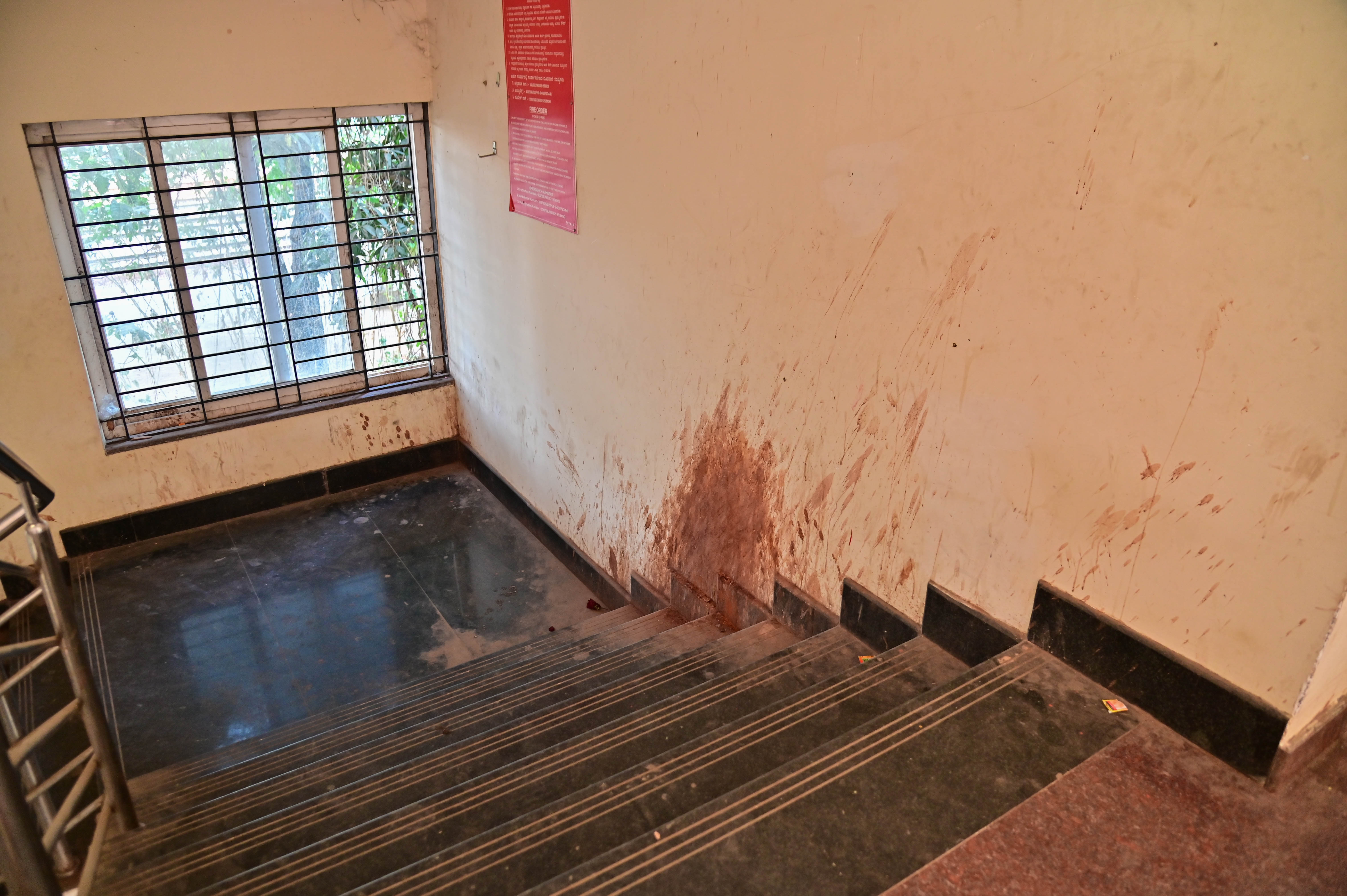 ಬಸ್ ನಿಲ್ದಾಣದ ಮೆಟ್ಟಿಲುಗಳ ಬಳಿ ಗುಟ್ಕಾ ಉಗುಳಿರುವುದು