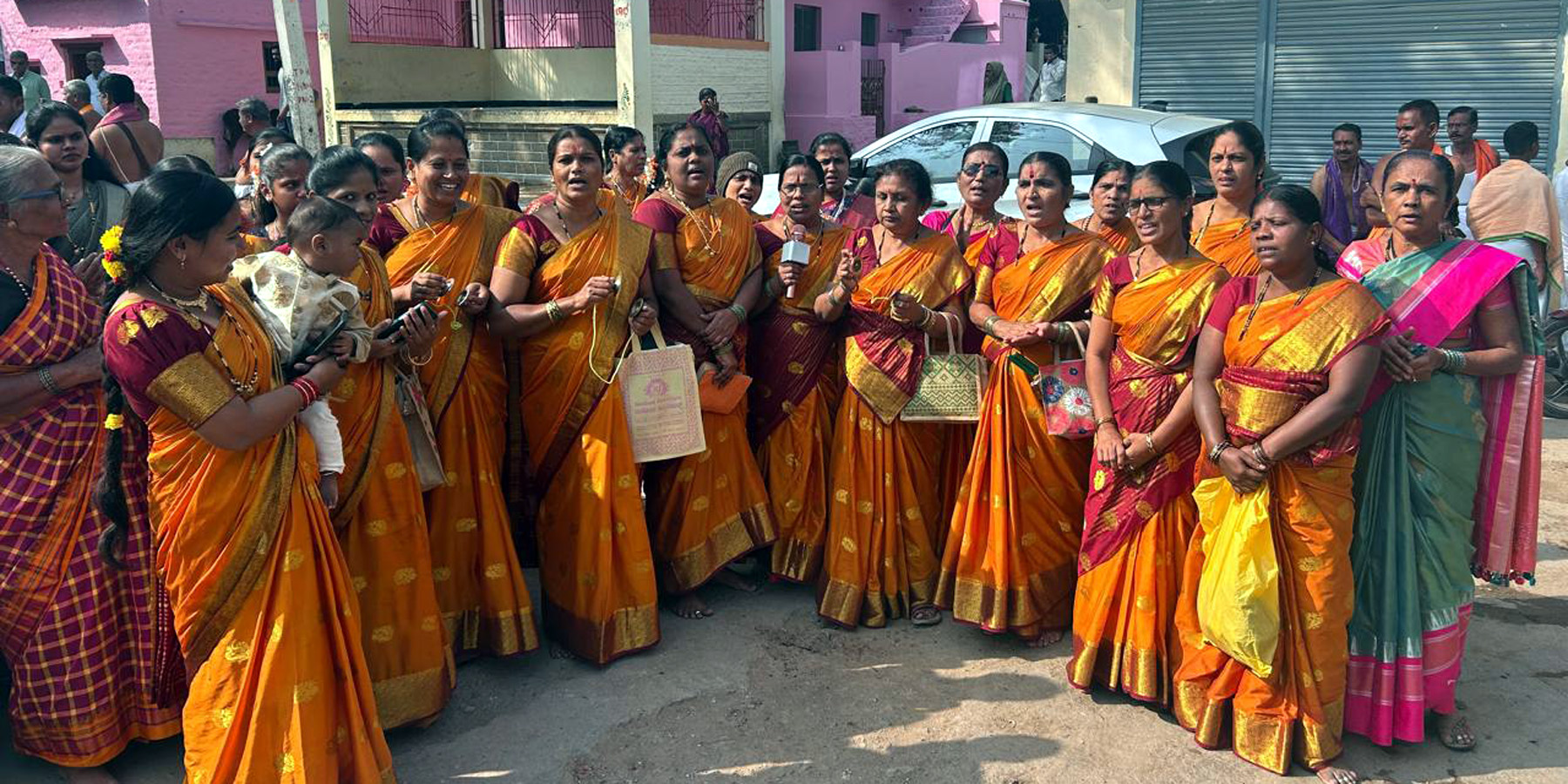 ಹುಣಸಗಿ ಪಟ್ಟಣದಲ್ಲಿ ಮಧ್ವನವಮಿ ಉತ್ಸವದಲ್ಲಿ ವಿವಿಧ ಭಜನಾಮಂಡಳಿಗಳ ಭಜನೆ ಗಮನ ಸೆಳೆಯಿತು