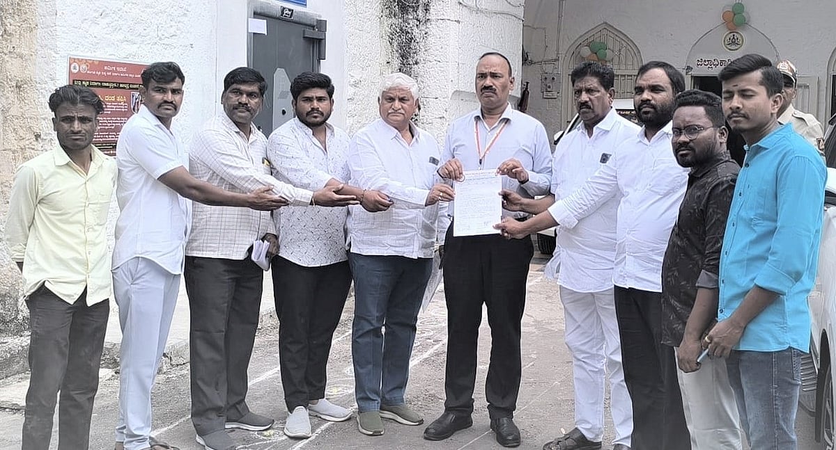 ವಿಜಯಪುರ: ರಾಷ್ಟ್ರಧ್ವಜಕ್ಕೆ ಅಪಮಾನ; ಕ್ರಮಕ್ಕೆ ಆಗ್ರಹ